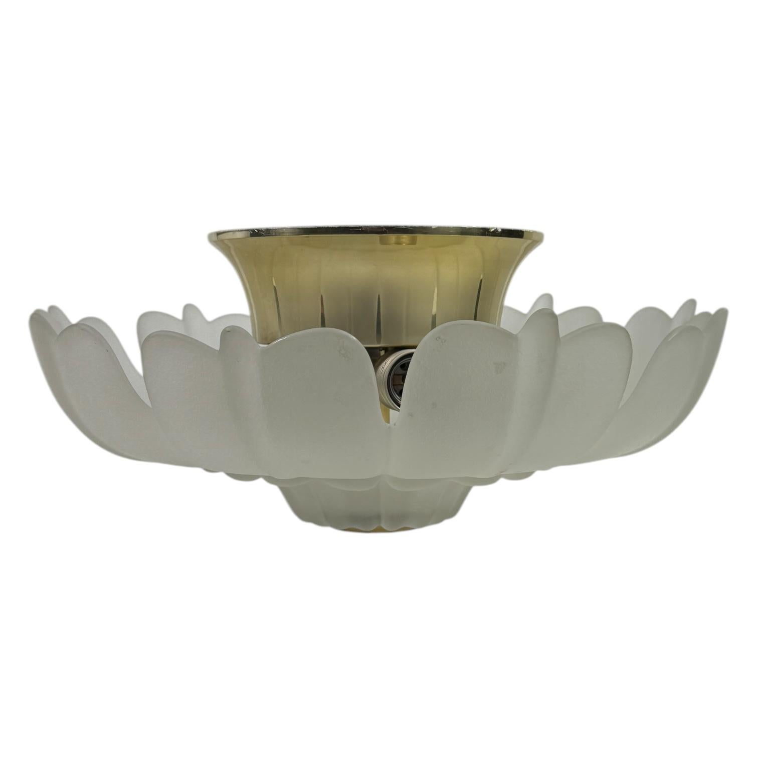 Allemand Superbe lampe de chasse en verre et laiton en forme de fleur, Allemagne, années 1970 en vente