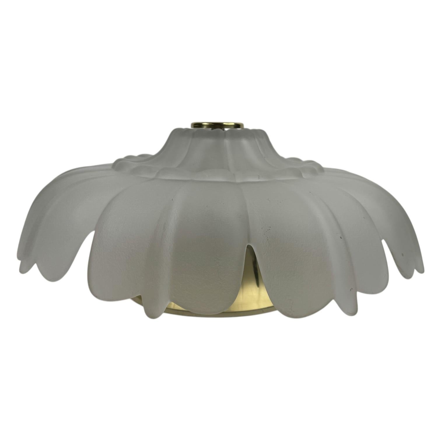 Fin du 20e siècle Superbe lampe de chasse en verre et laiton en forme de fleur, Allemagne, années 1970 en vente