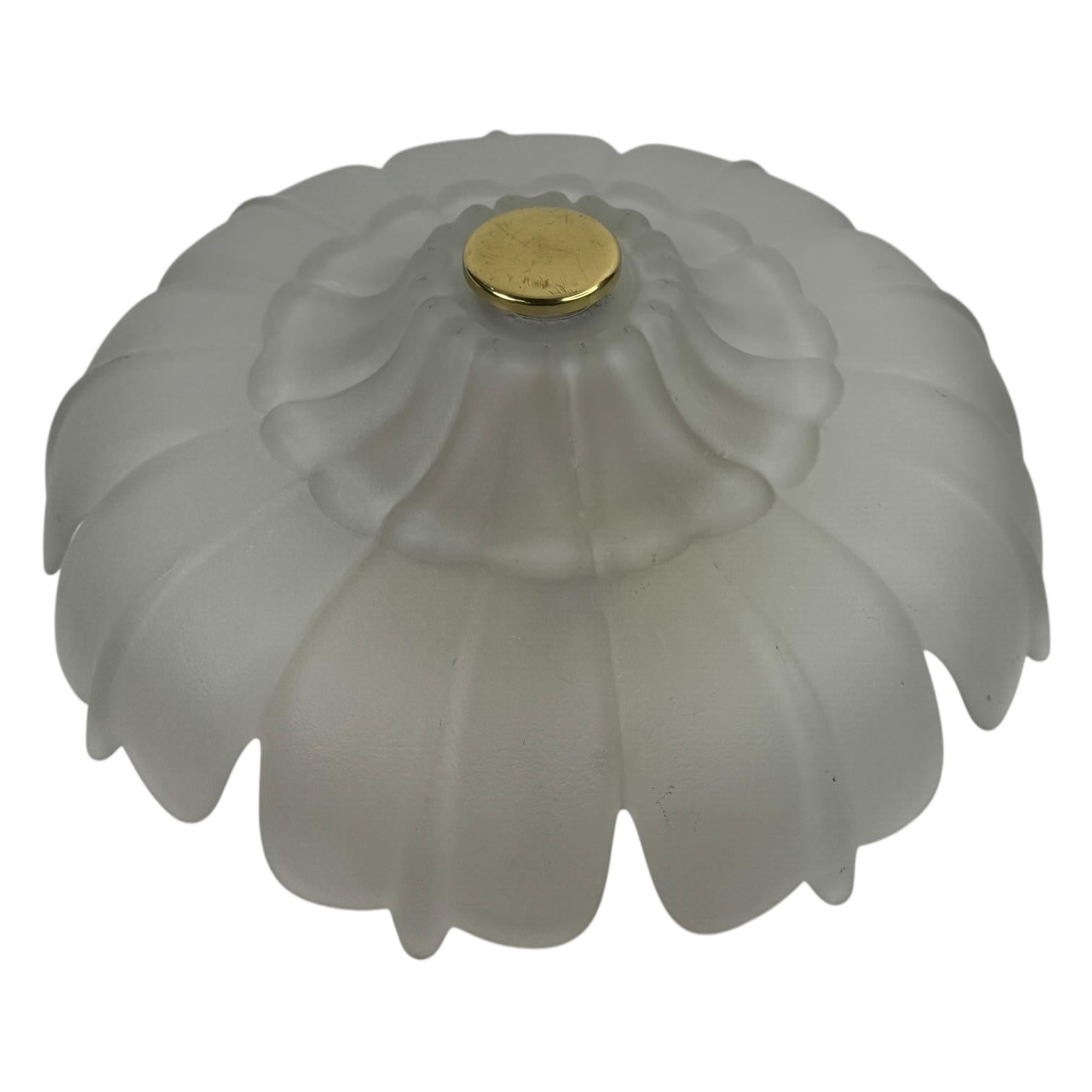 Métal Superbe lampe de chasse en verre et laiton en forme de fleur, Allemagne, années 1970 en vente