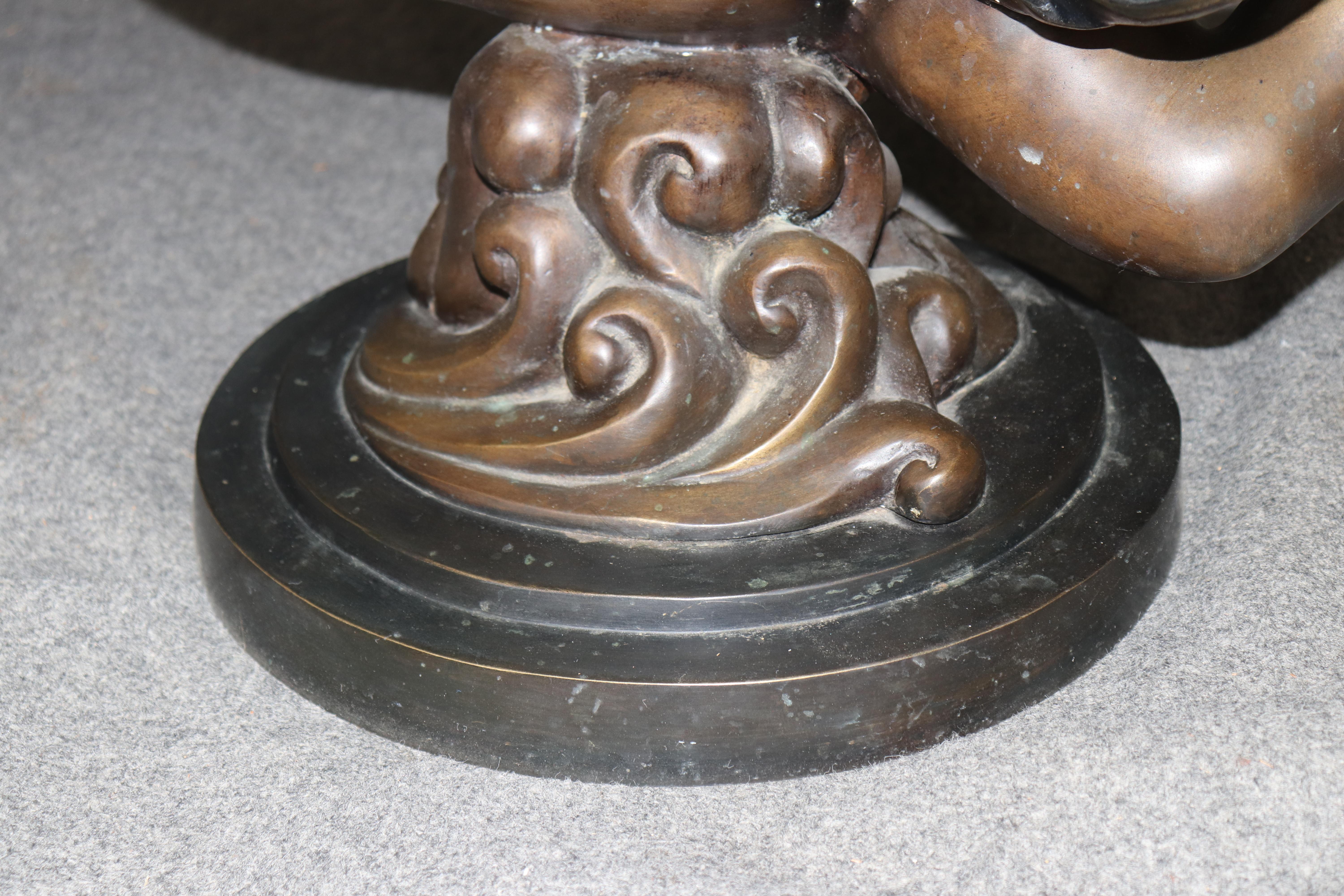 Superbe table basse en métal finition bronze ou bronze, avec putti volant ou chérubin en vente 3
