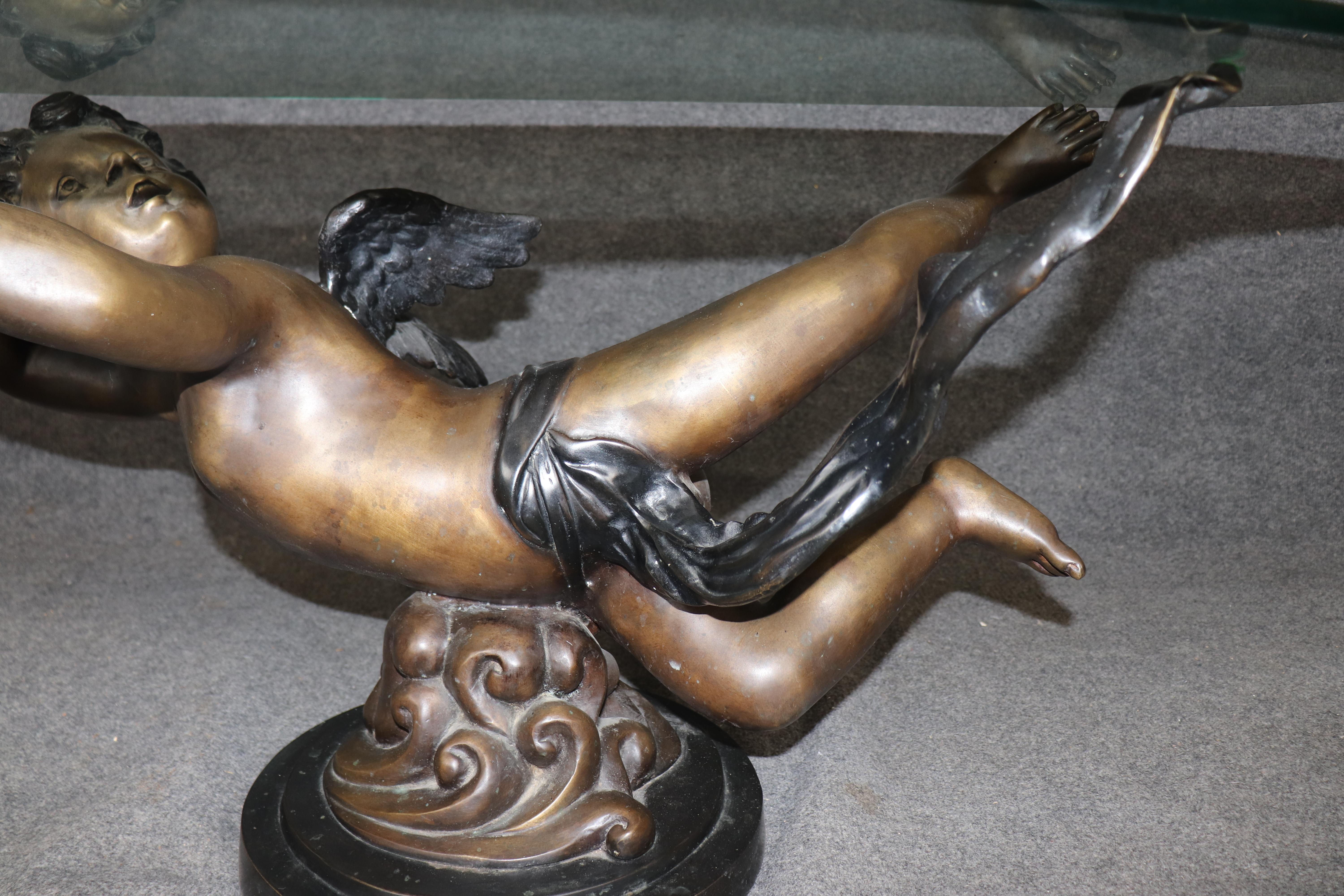 Superbe table basse en métal finition bronze ou bronze, avec putti volant ou chérubin en vente 4