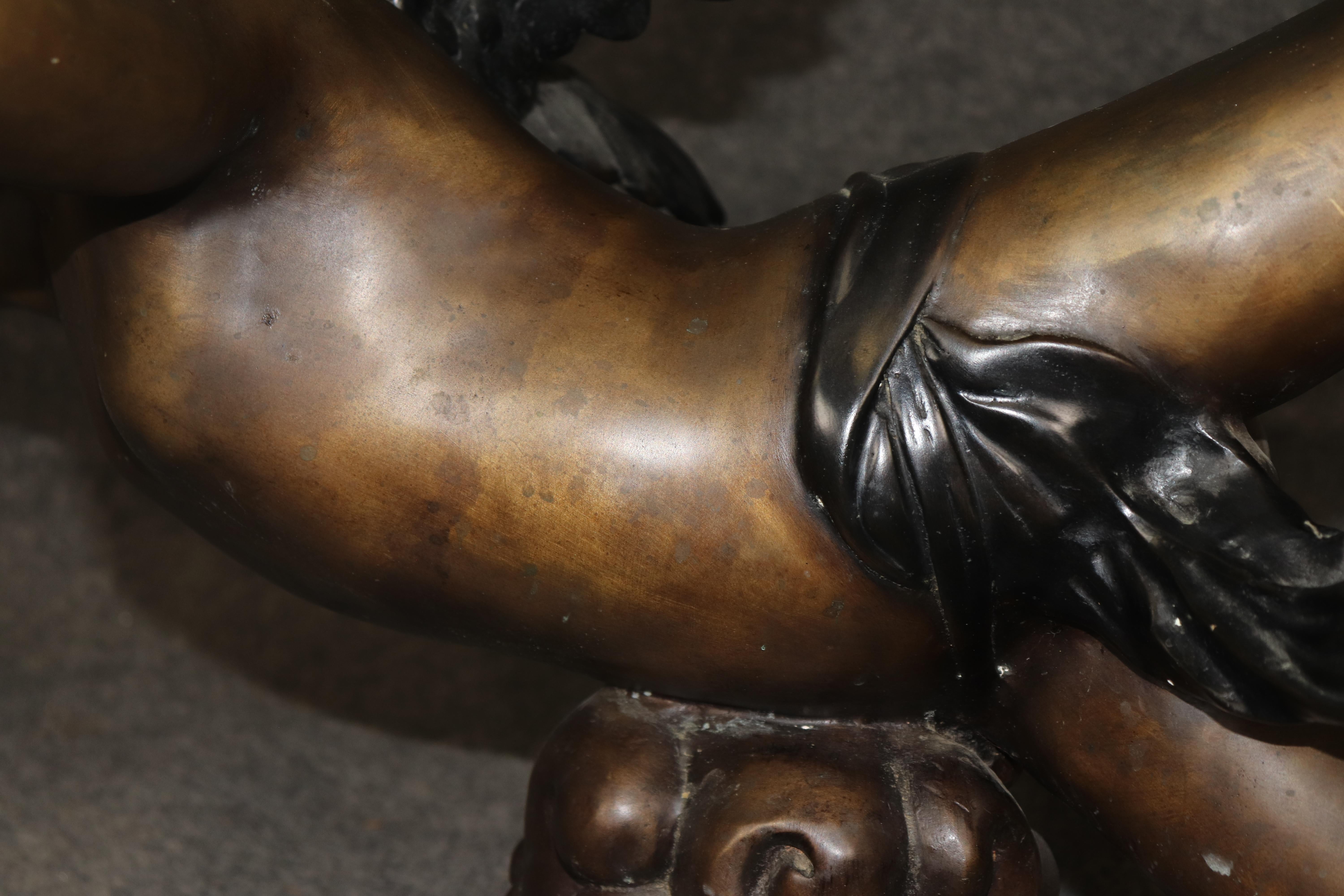 Superbe table basse en métal finition bronze ou bronze, avec putti volant ou chérubin en vente 5