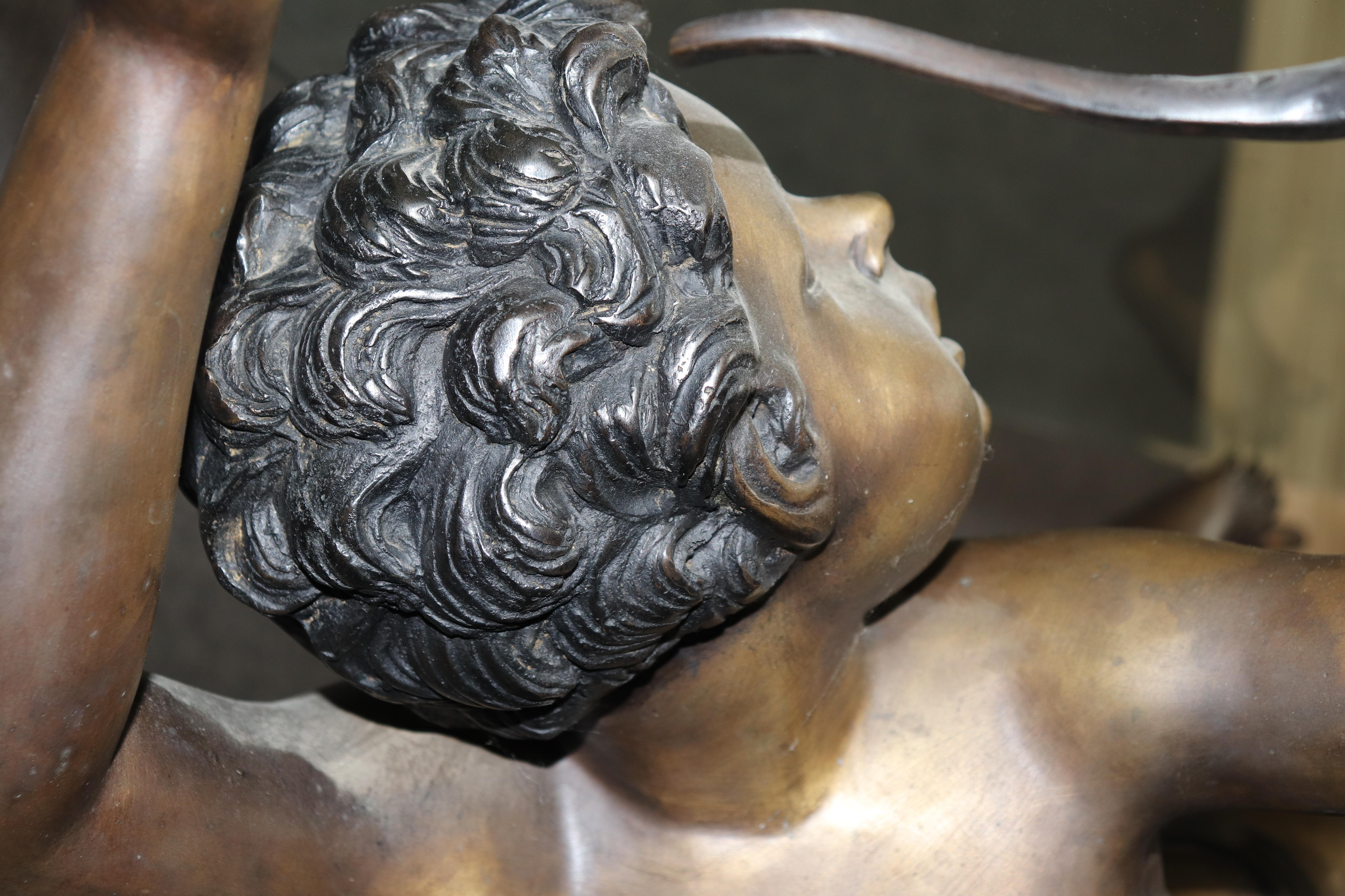 Superbe table basse en métal finition bronze ou bronze, avec putti volant ou chérubin en vente 7