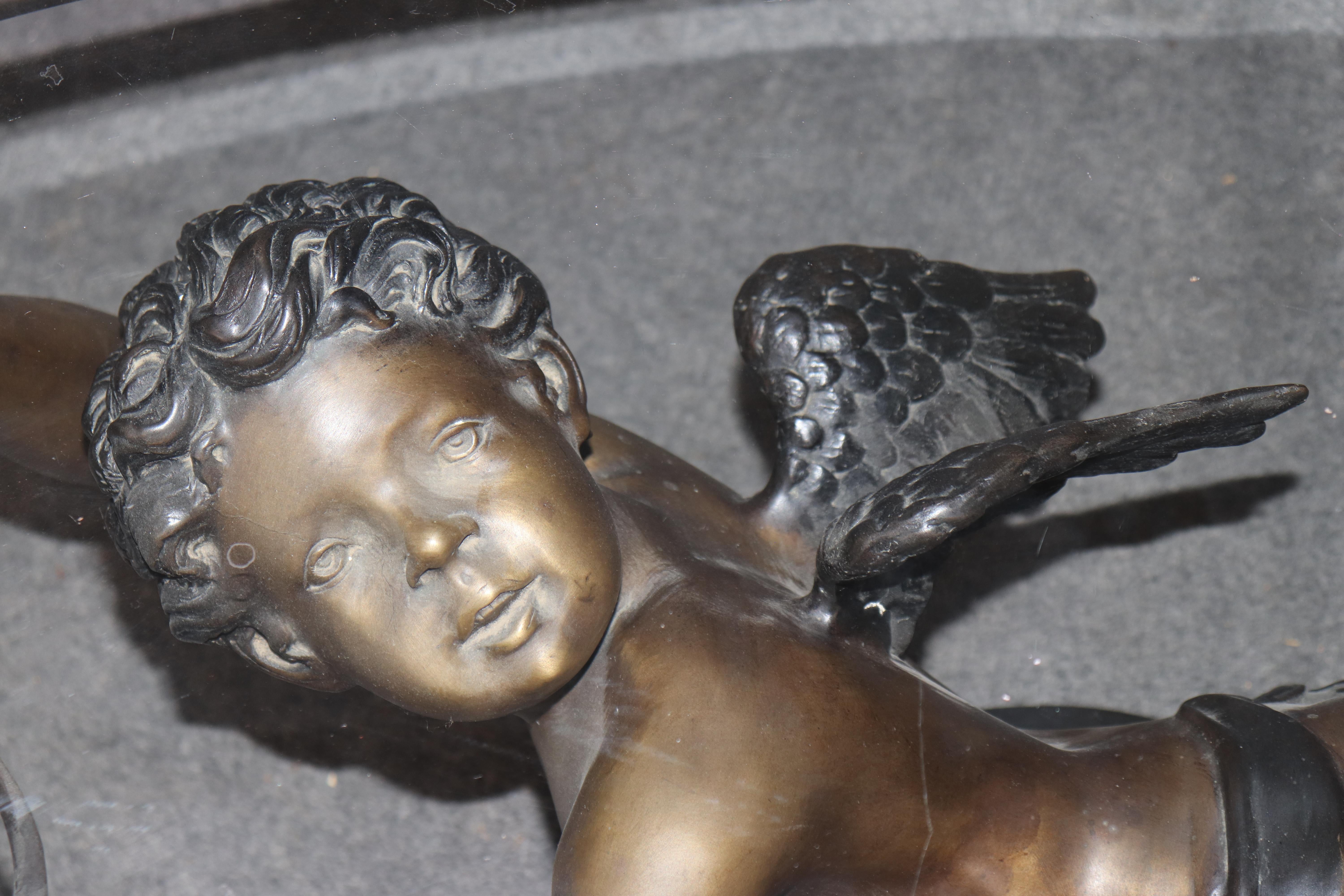 Néoclassique Superbe table basse en métal finition bronze ou bronze, avec putti volant ou chérubin en vente