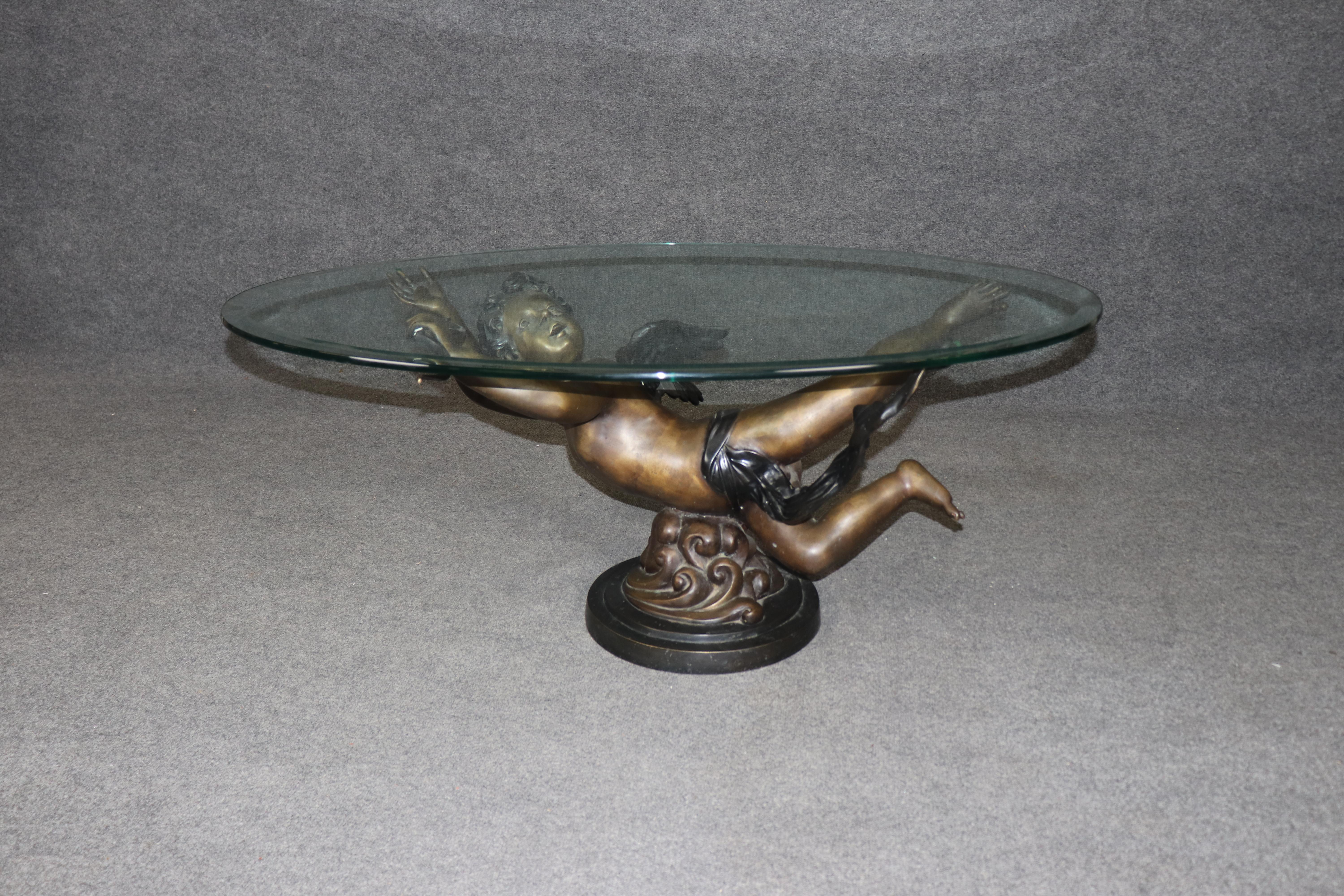 Européen Superbe table basse en métal finition bronze ou bronze, avec putti volant ou chérubin en vente