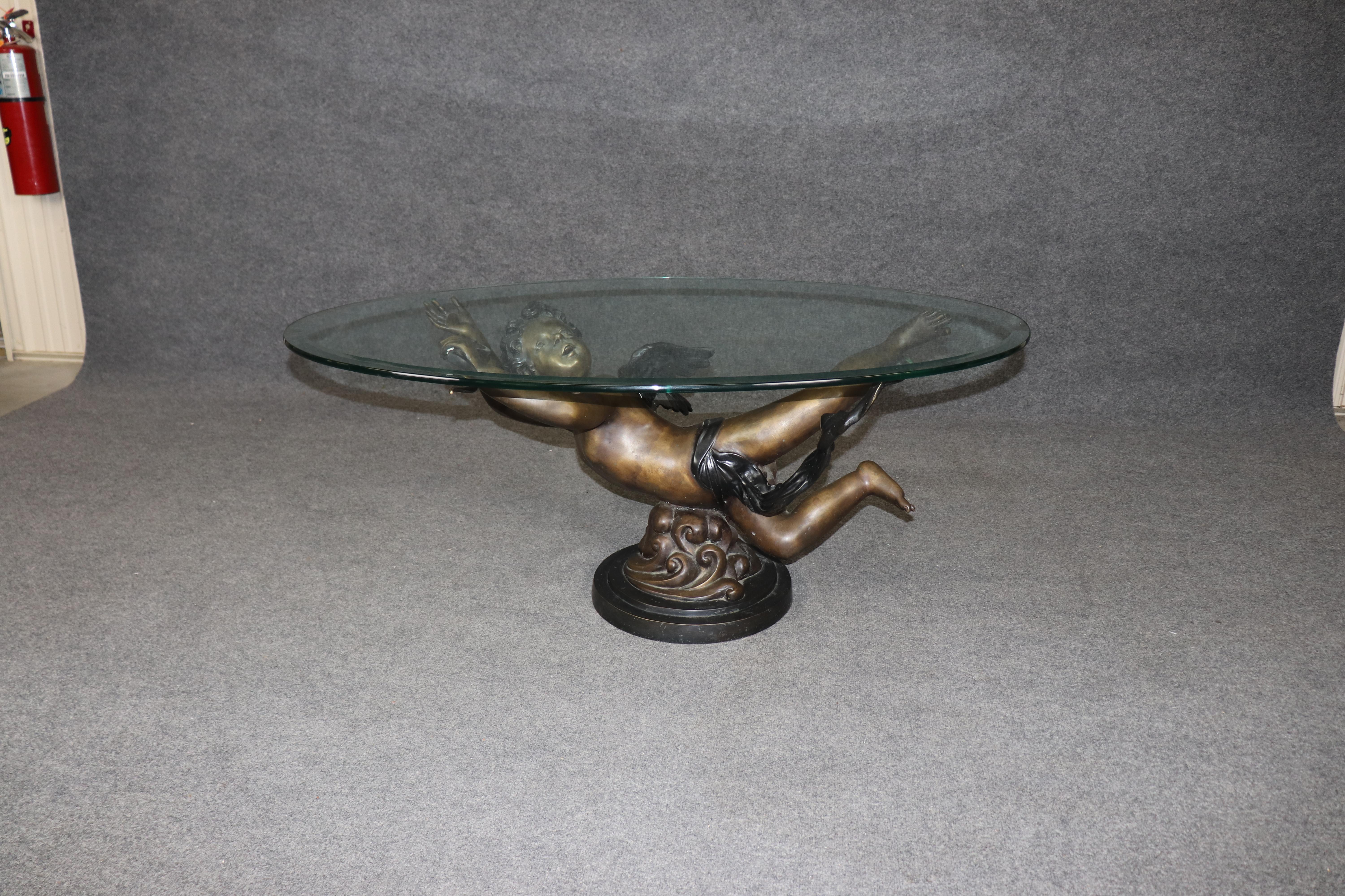 Superbe table basse en métal finition bronze ou bronze, avec putti volant ou chérubin Bon état - En vente à Swedesboro, NJ