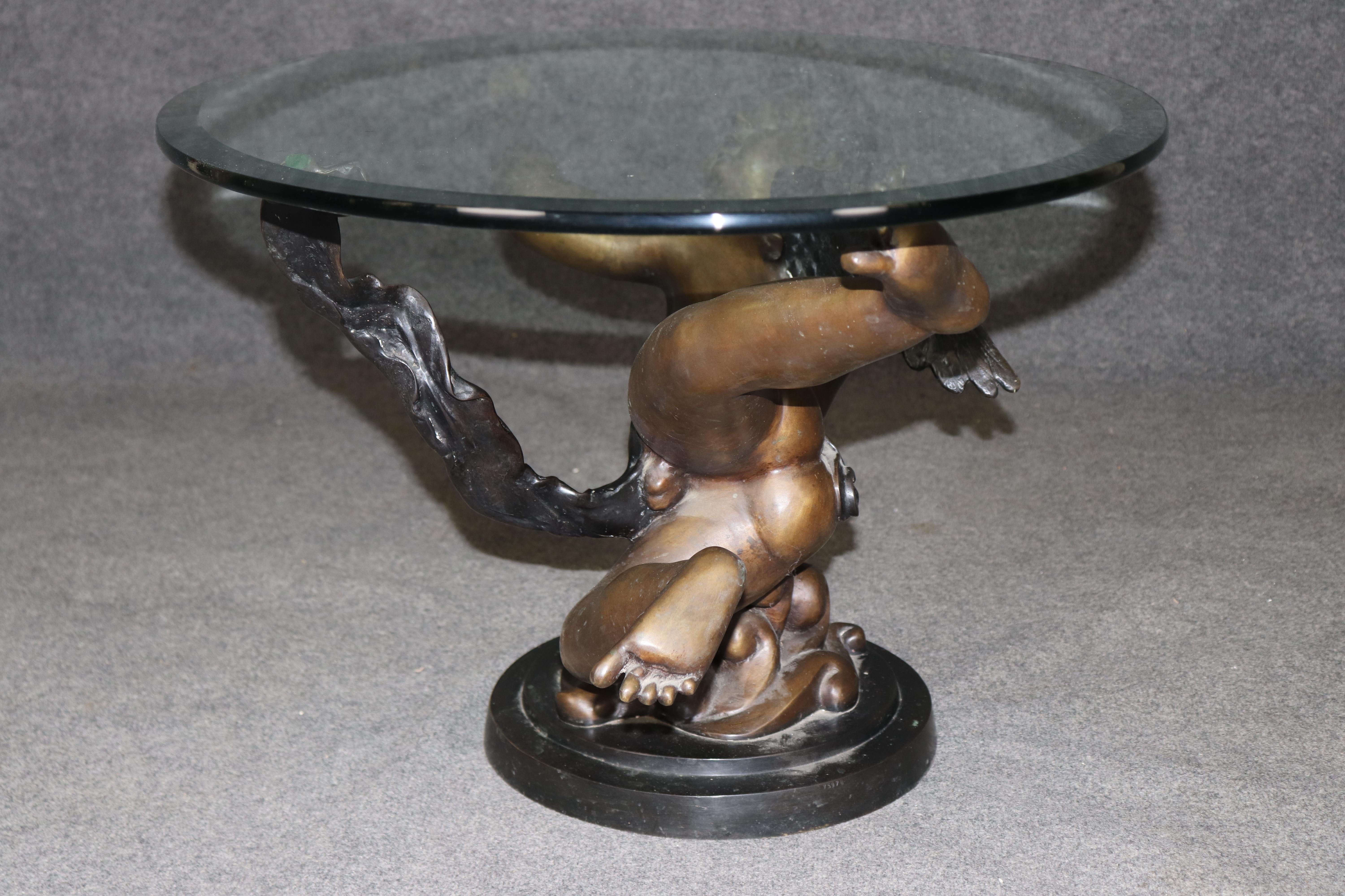 XXIe siècle et contemporain Superbe table basse en métal finition bronze ou bronze, avec putti volant ou chérubin en vente