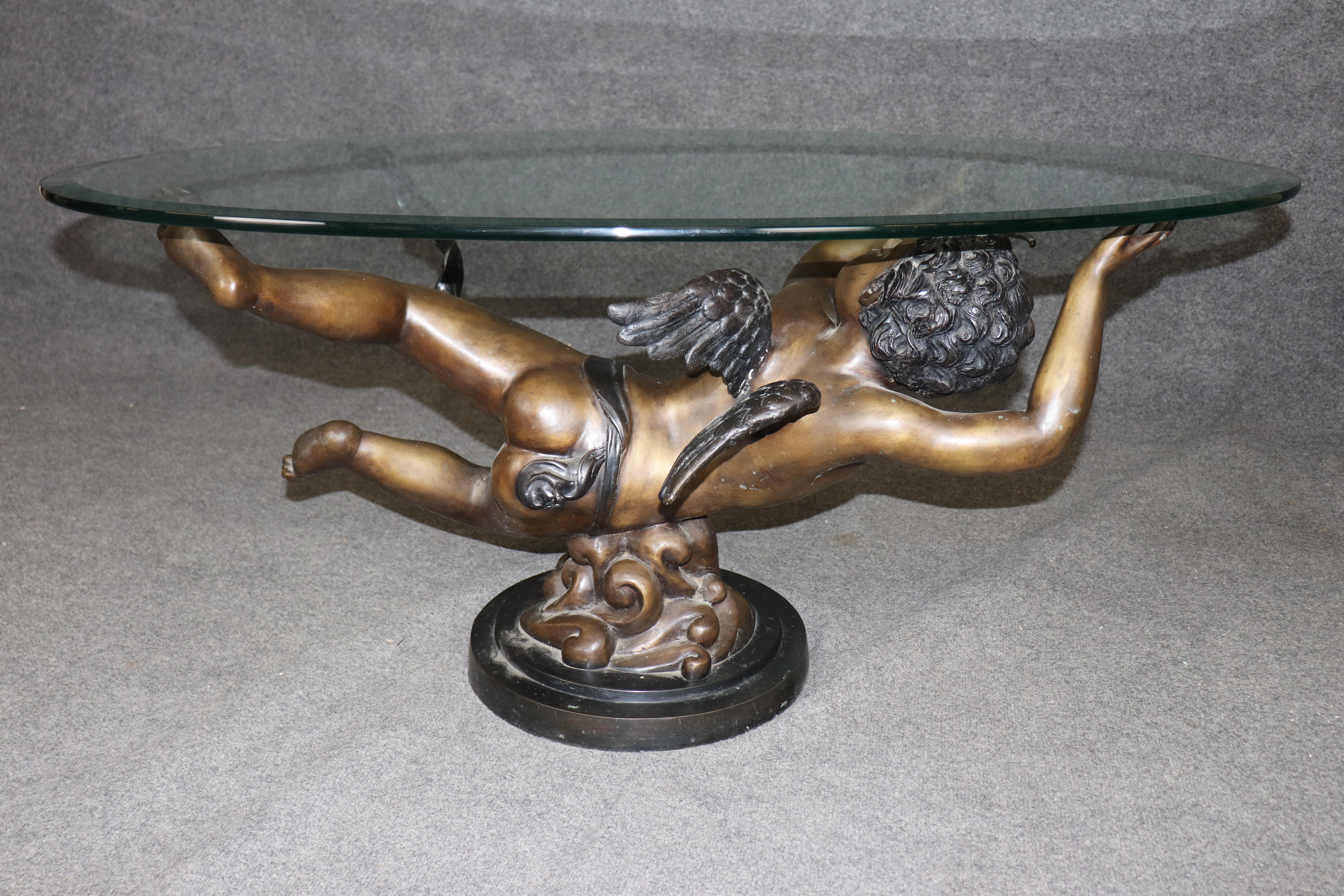 Métal Superbe table basse en métal finition bronze ou bronze, avec putti volant ou chérubin en vente