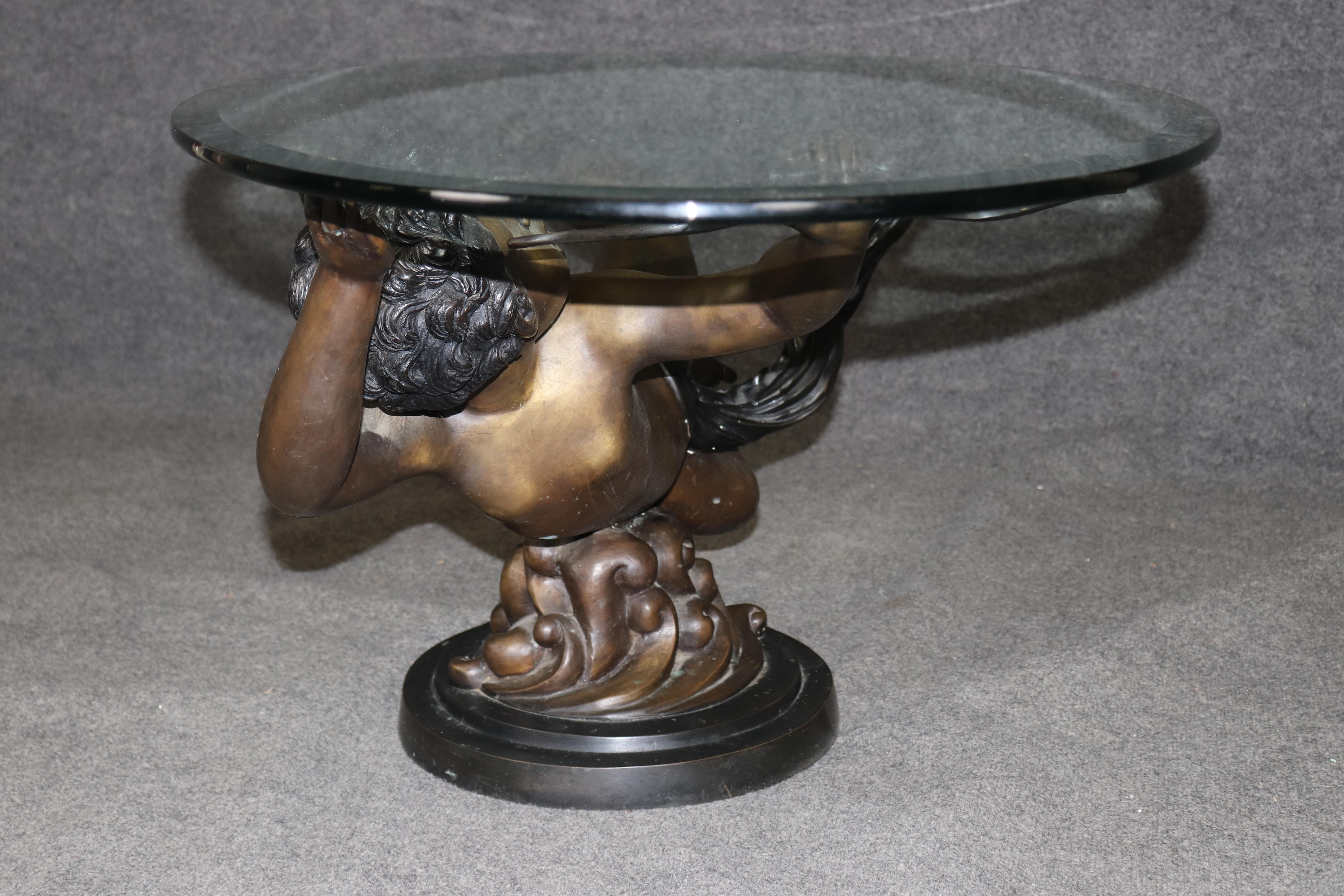 Superbe table basse en métal finition bronze ou bronze, avec putti volant ou chérubin en vente 1