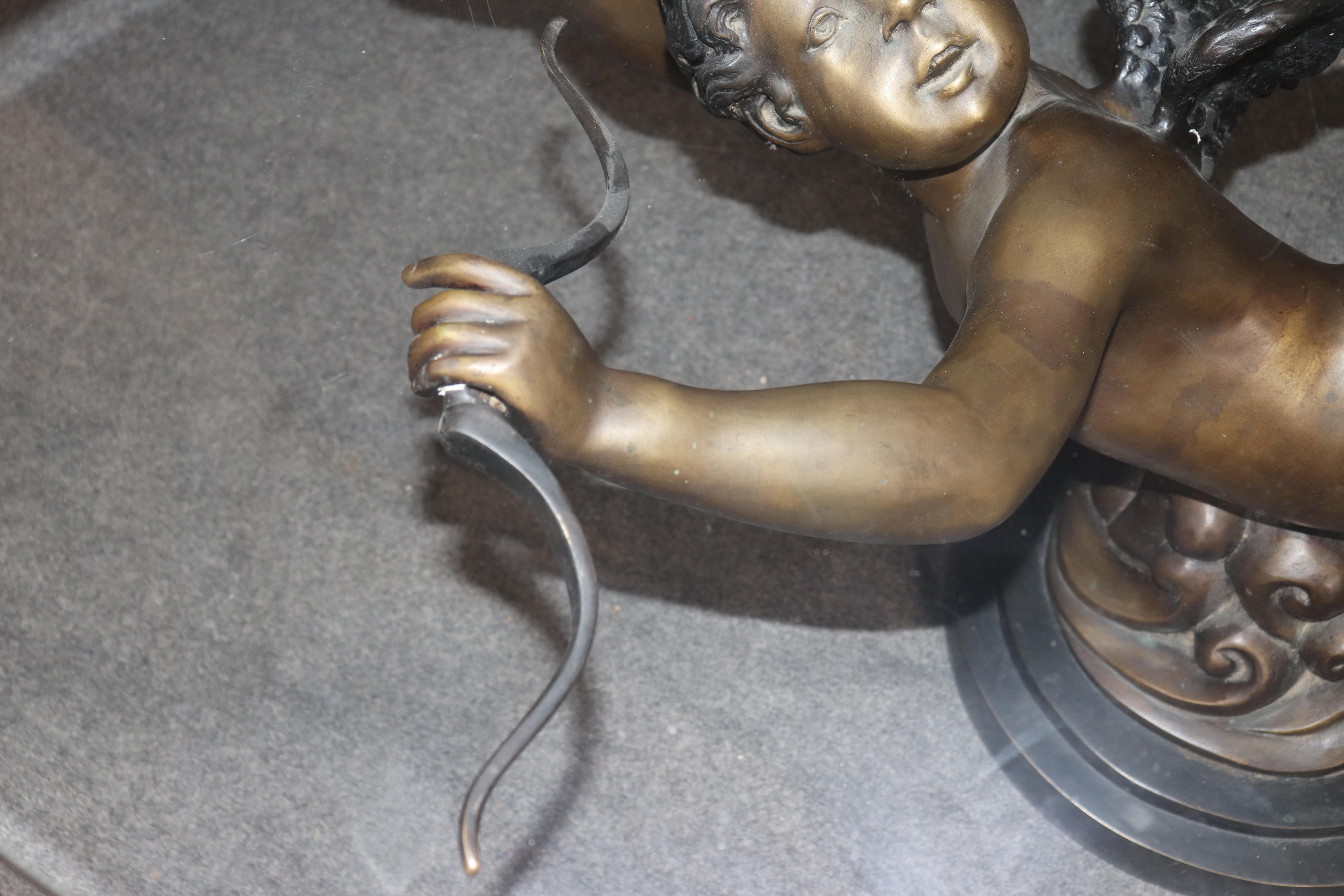 Superbe table basse en métal finition bronze ou bronze, avec putti volant ou chérubin en vente 2