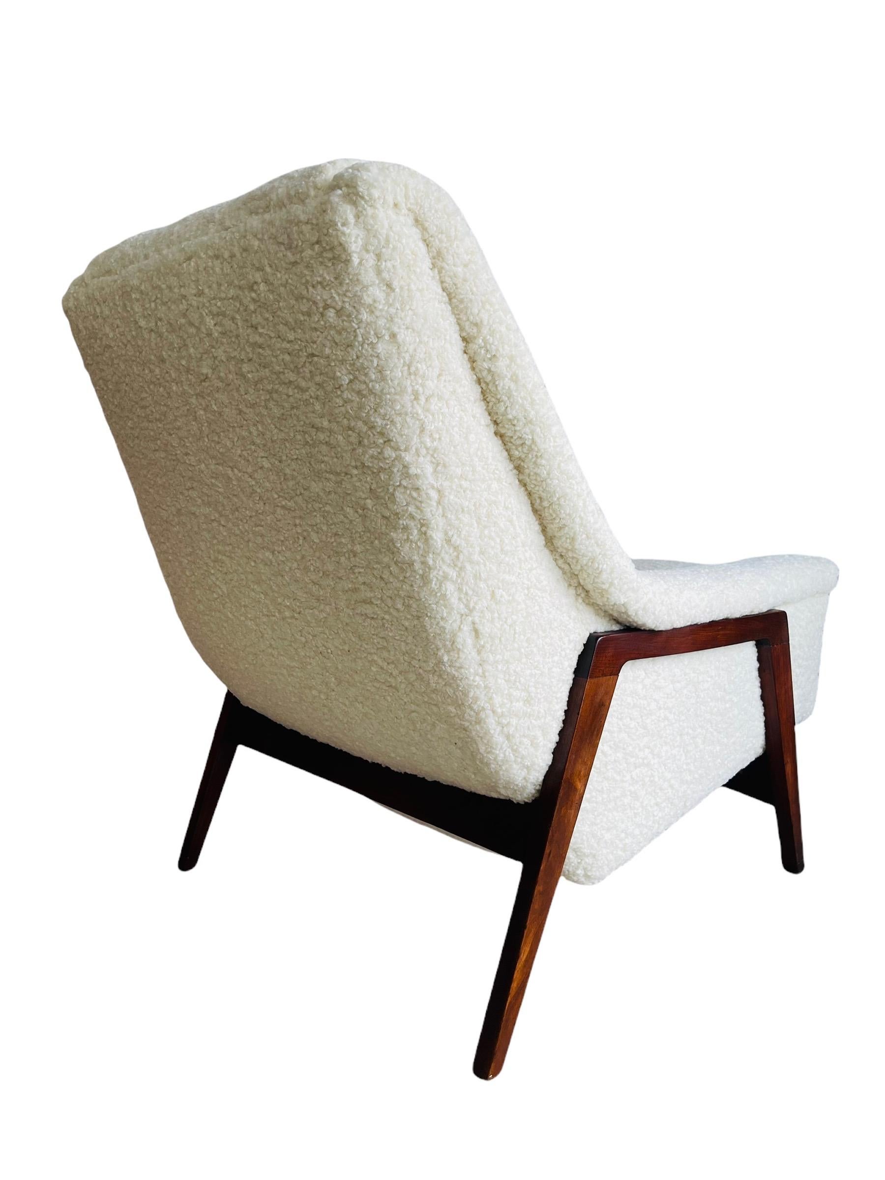 Stunning Folke Ohlsson Profil Chair Lounge Chair for DUX Boucle In Good Condition In Brooklyn, NY