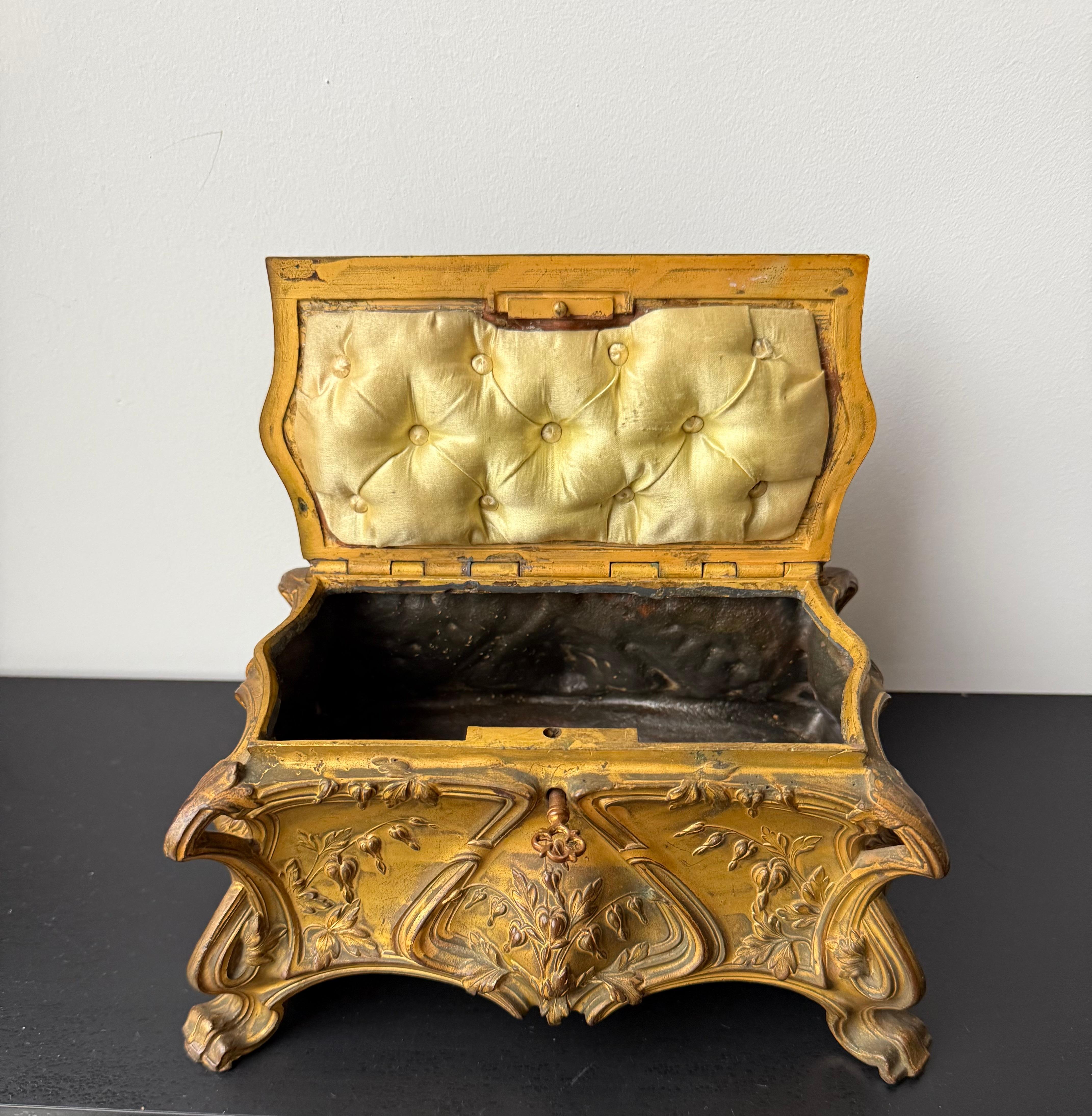 Stunning France Art Nouveau Bronzed Jewelry Box with Detailed Leafs and Flowers For Sale 4