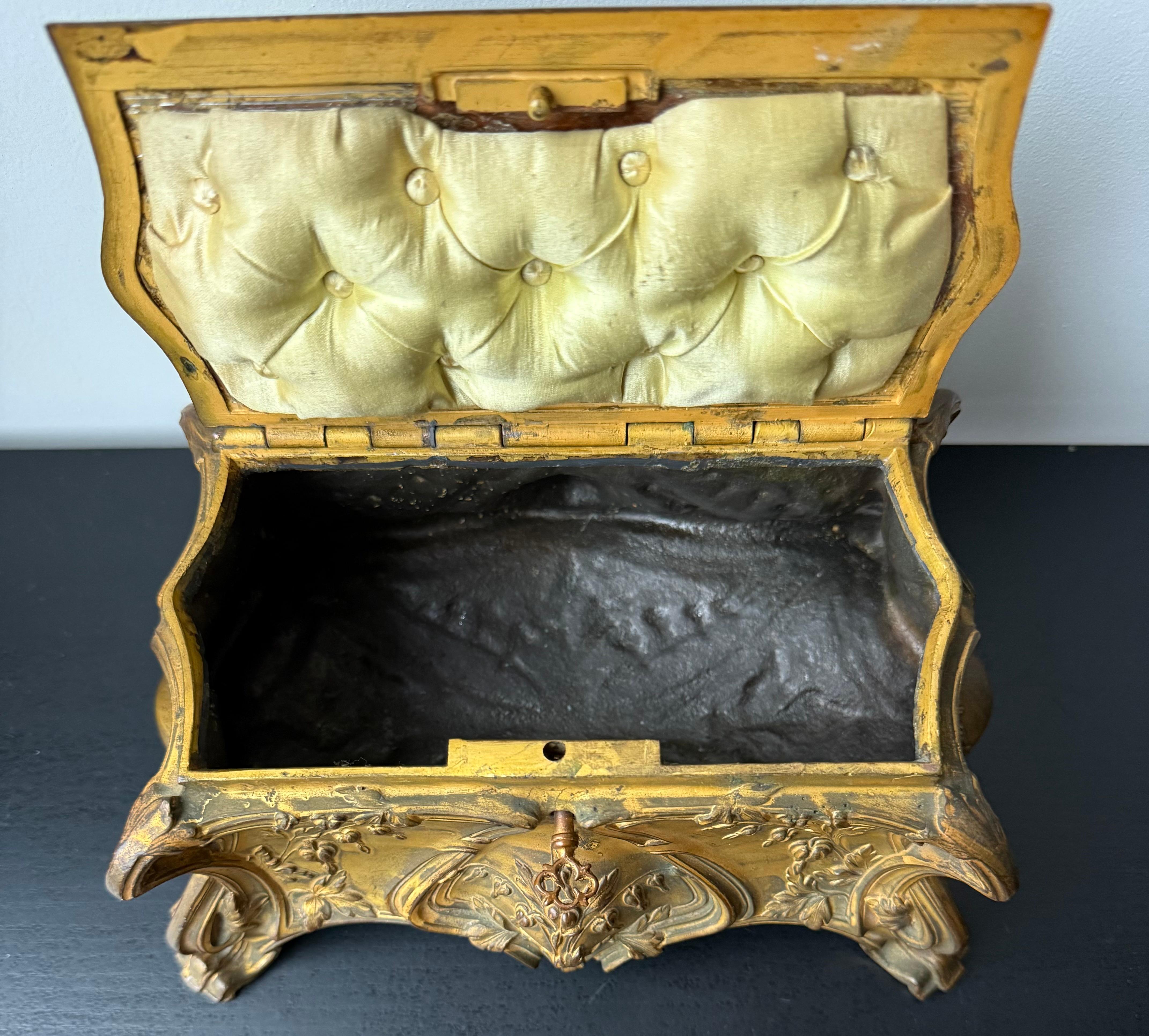 Stunning France Art Nouveau Bronzed Jewelry Box with Detailed Leafs and Flowers For Sale 5