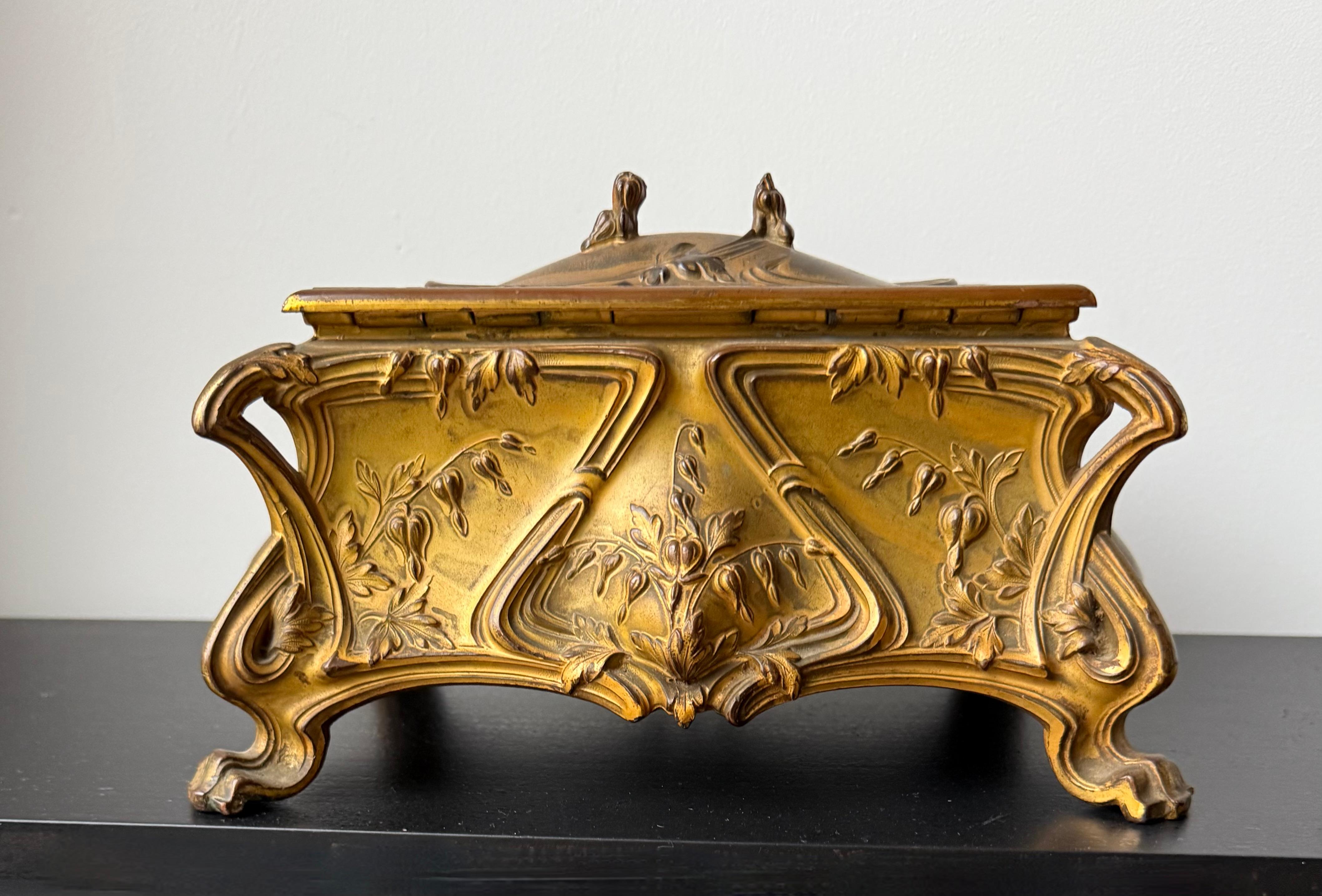 Stunning France Art Nouveau Bronzed Jewelry Box with Detailed Leafs and Flowers For Sale 6