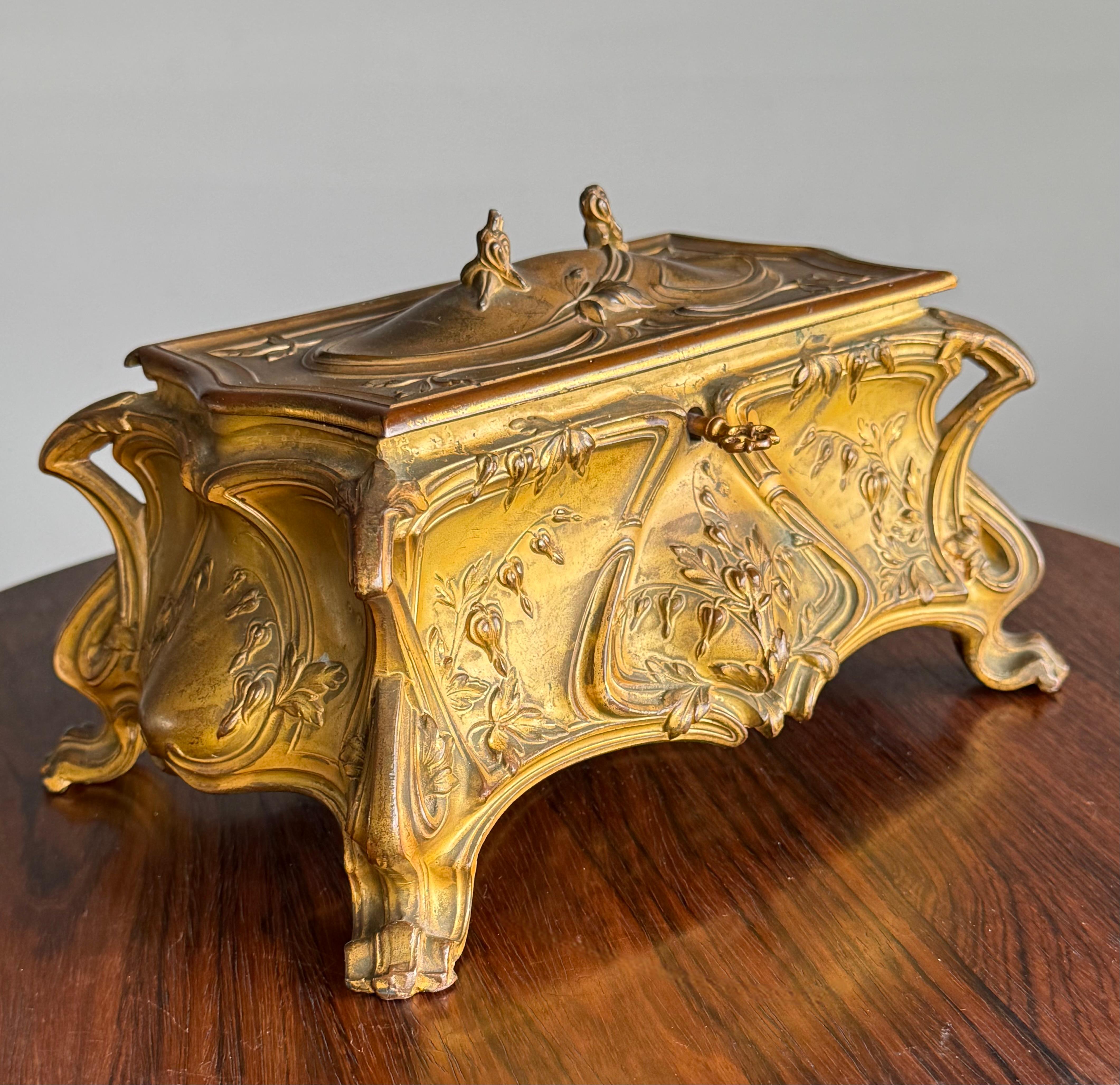 Stunning France Art Nouveau Bronzed Jewelry Box with Detailed Leafs and Flowers For Sale 7