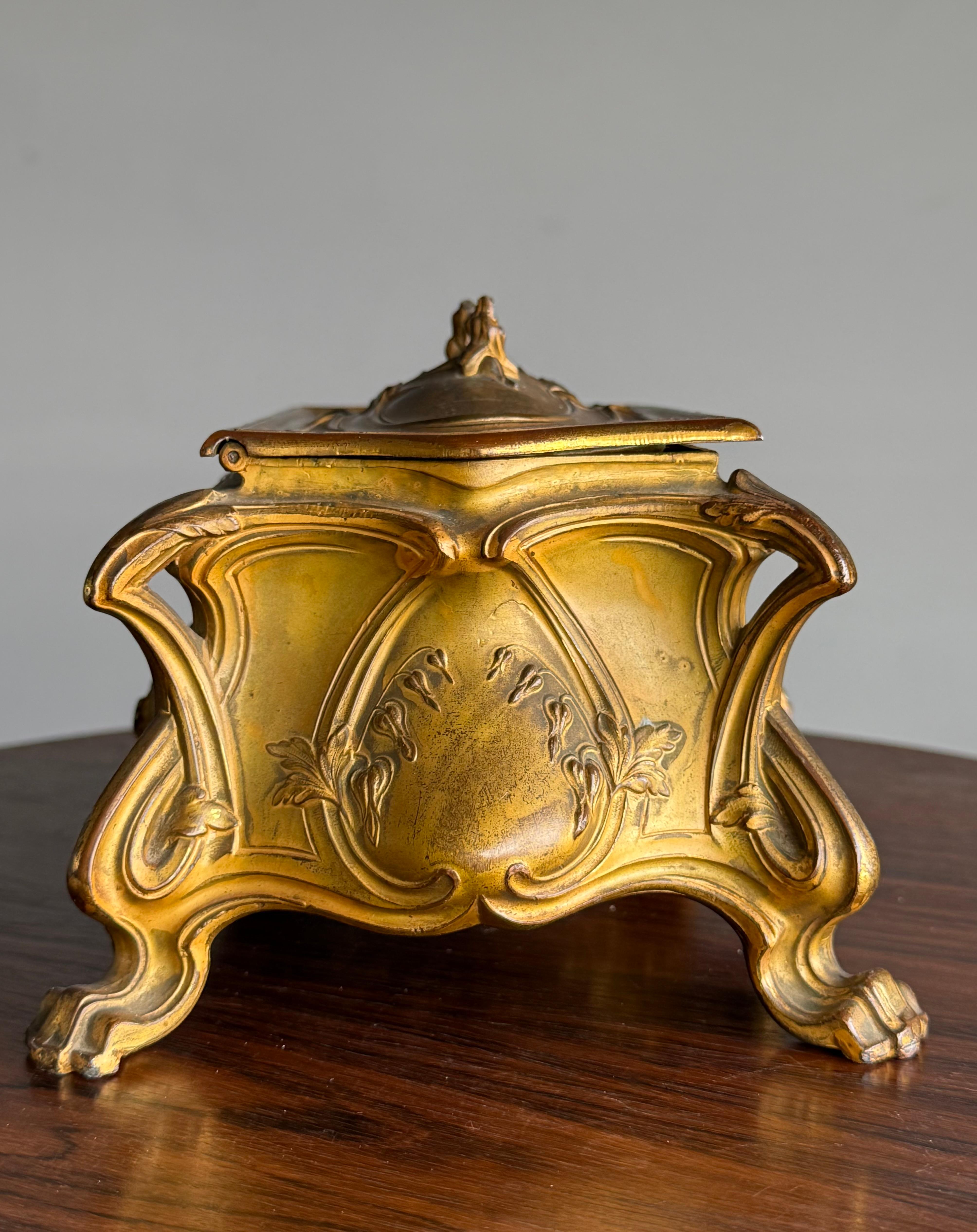 Stunning France Art Nouveau Bronzed Jewelry Box with Detailed Leafs and Flowers For Sale 8