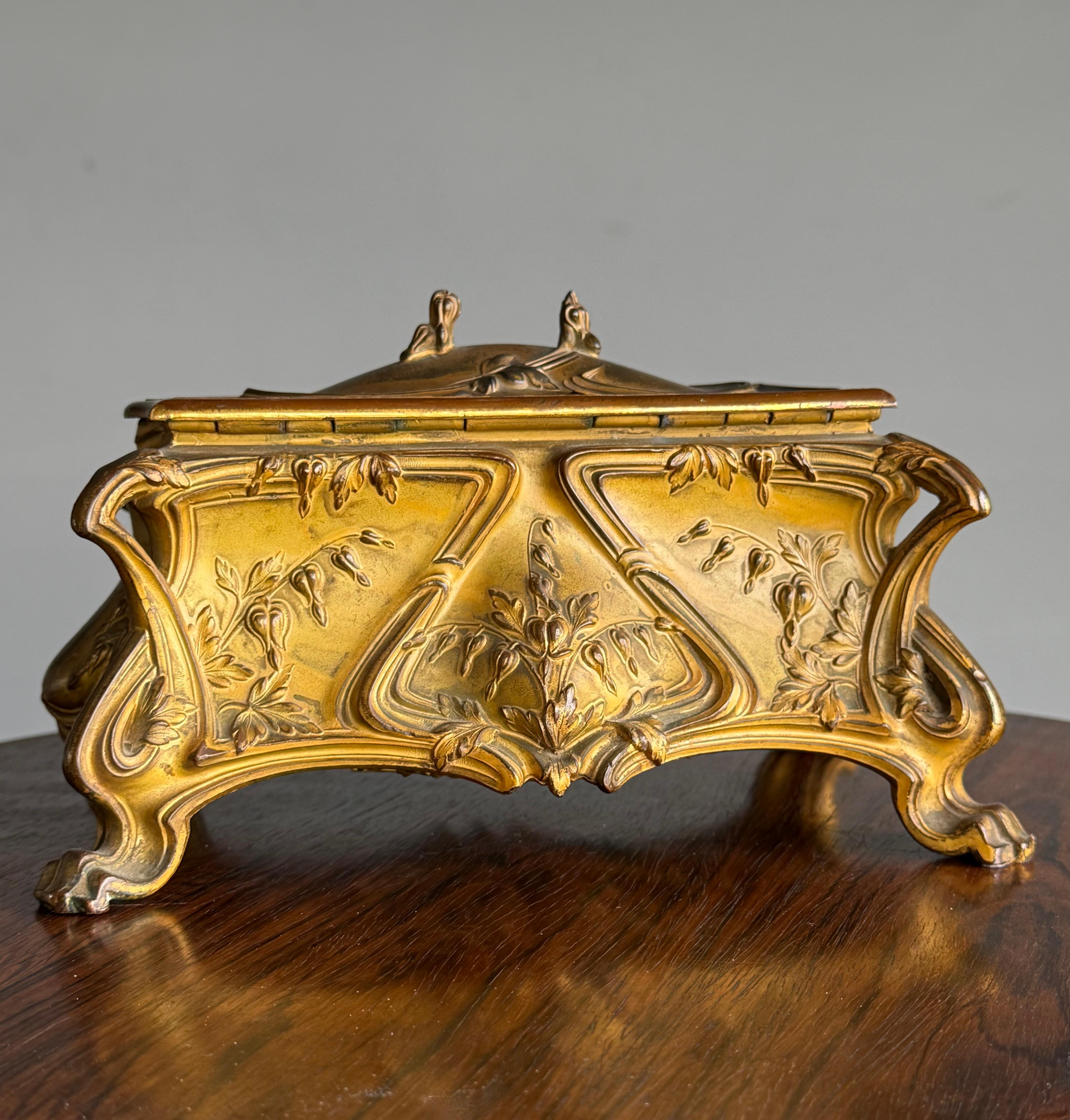 Stunning France Art Nouveau Bronzed Jewelry Box with Detailed Leafs and Flowers For Sale 9