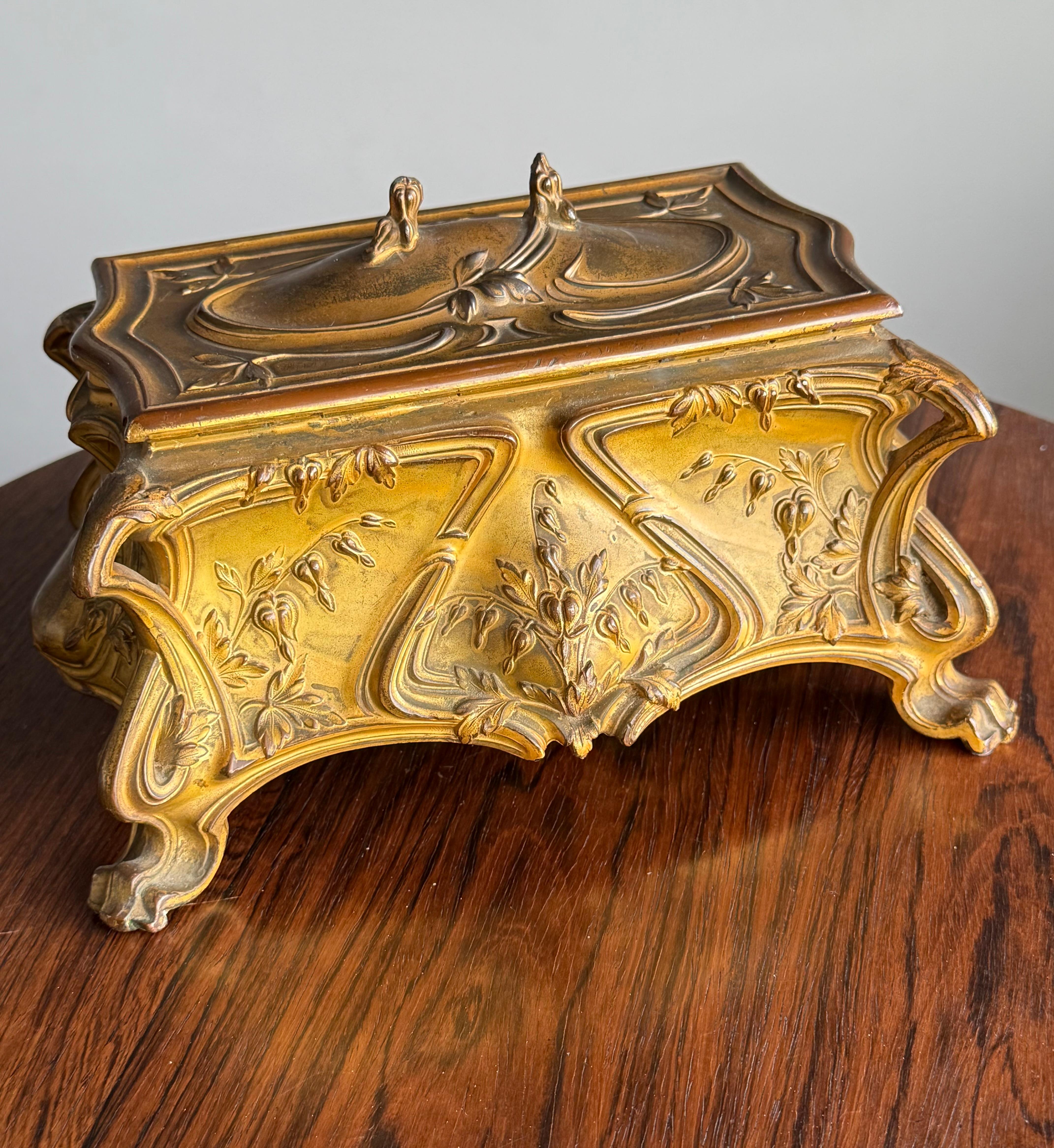 Stunning France Art Nouveau Bronzed Jewelry Box with Detailed Leafs and Flowers For Sale 10