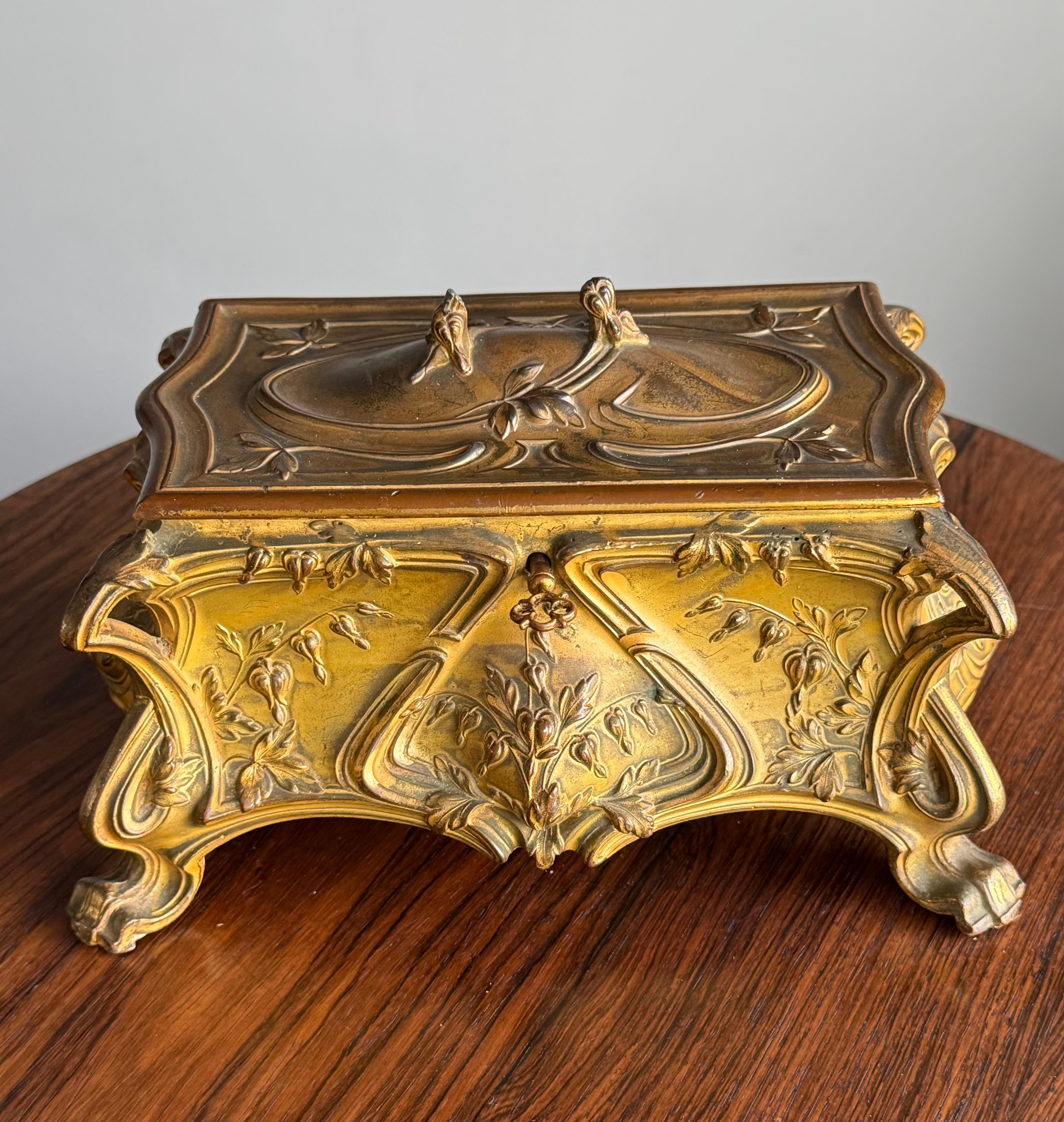 Stunning France Art Nouveau Bronzed Jewelry Box with Detailed Leafs and Flowers For Sale 11
