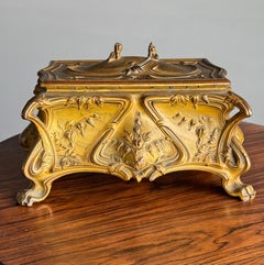 Splendido portagioie francese in stile Art Nouveau Bronzato con foglie e fiori dettagliati