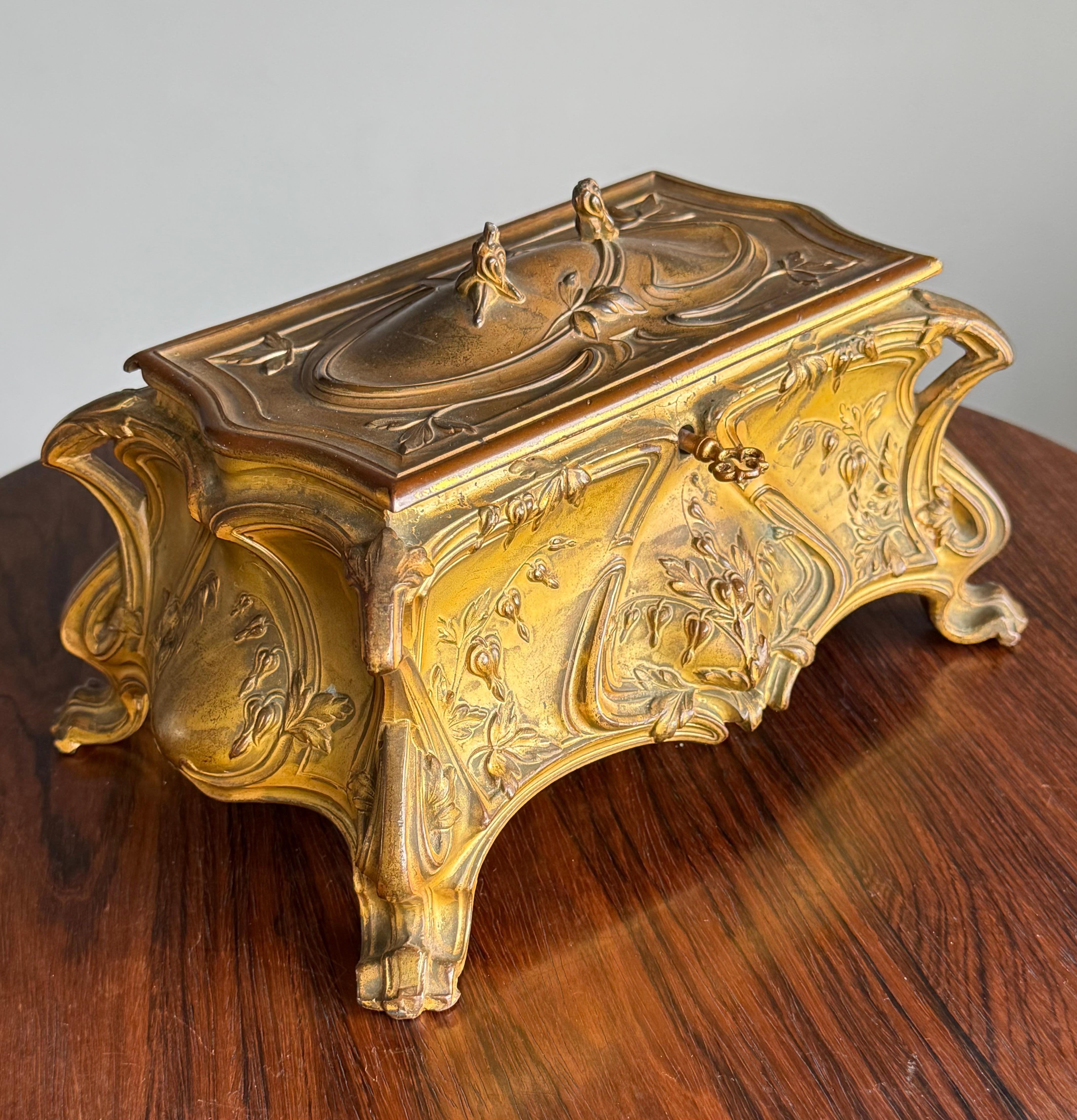 French Stunning France Art Nouveau Bronzed Jewelry Box with Detailed Leafs and Flowers For Sale