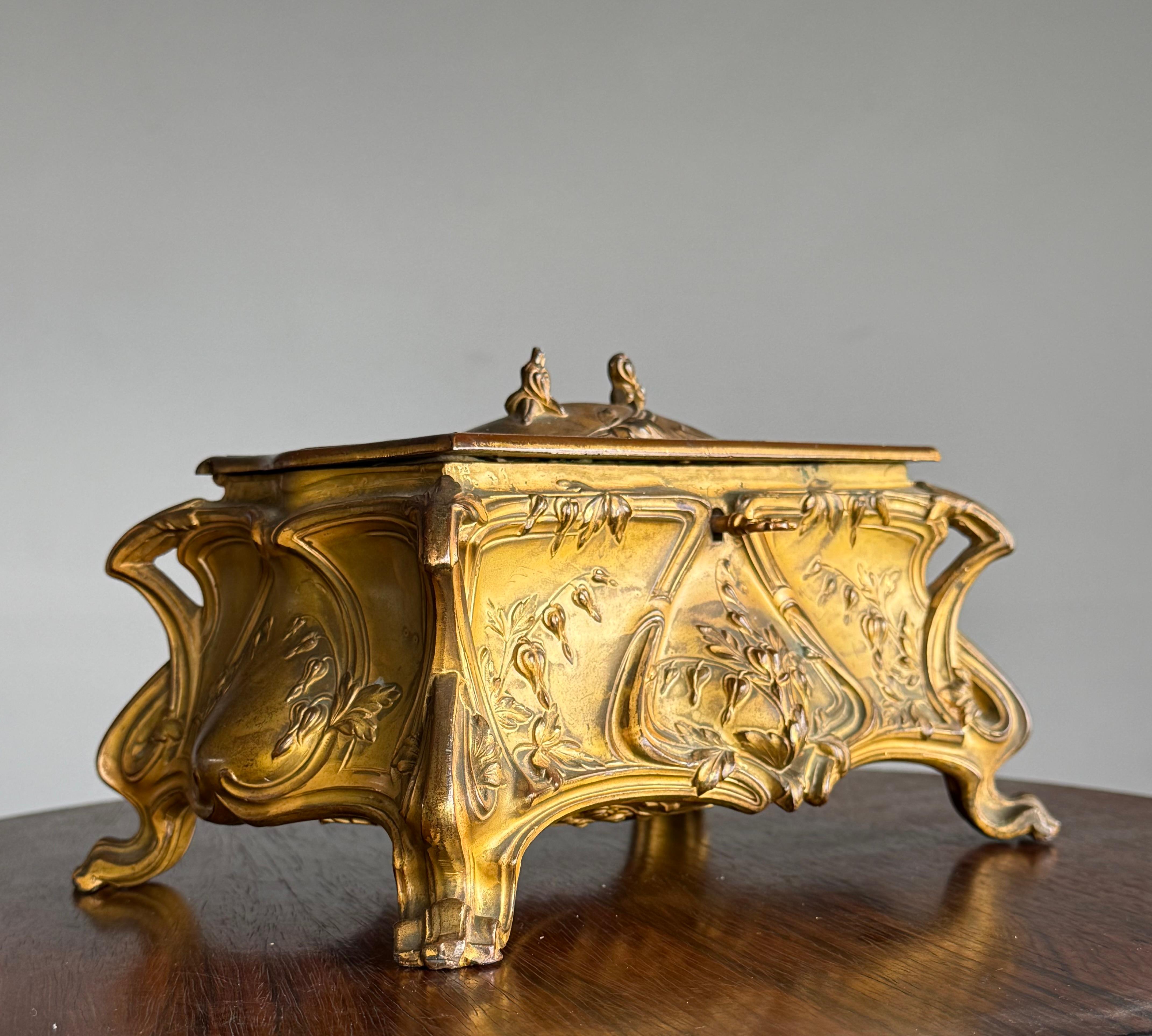 Stunning France Art Nouveau Bronzed Jewelry Box with Detailed Leafs and Flowers In Good Condition For Sale In Lisse, NL