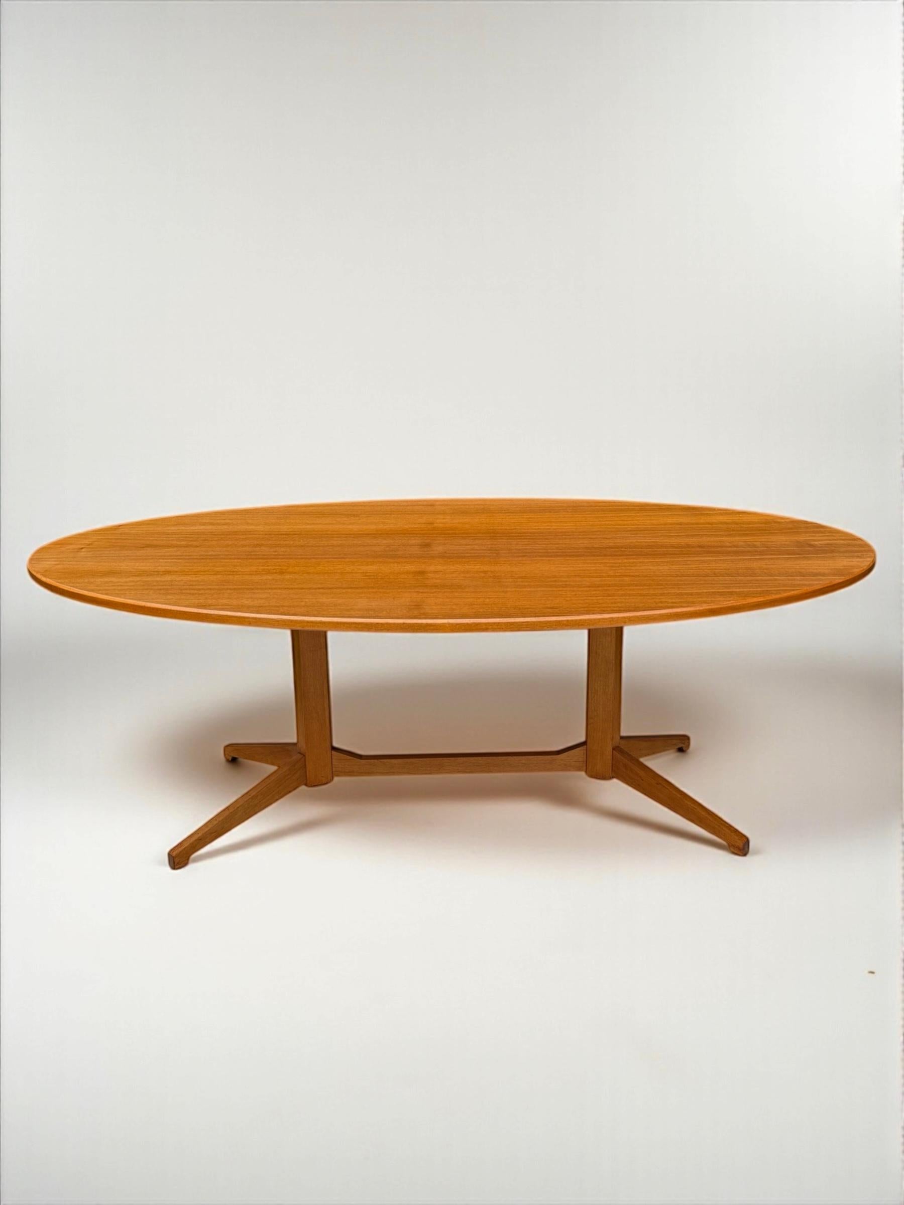 Un diseño verdaderamente magistral de la estética italiana de mediados de siglo plasmado en esta mesa de comedor ovalada de nogal con capacidad para 8 personas. Las patas son sencillas y funcionales, y la mesa tiene las vetas de madera de nogal y el