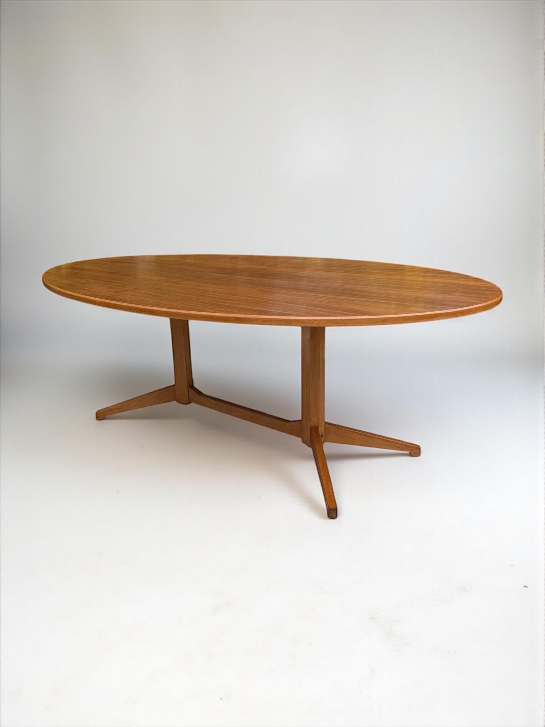 Impresionante mesa de comedor ovalada de nogal Franco Albini & Franca Helg TL22 Italia Años 50 Moderno de mediados de siglo en venta