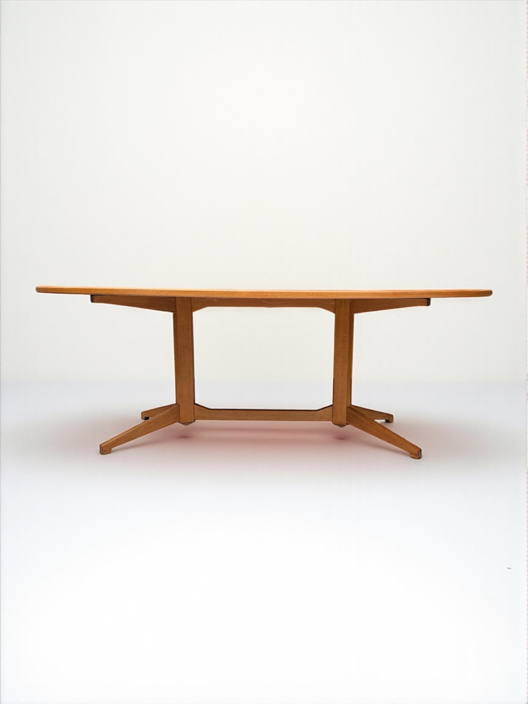 Impresionante mesa de comedor ovalada de nogal Franco Albini & Franca Helg TL22 Italia Años 50 Italiano en venta
