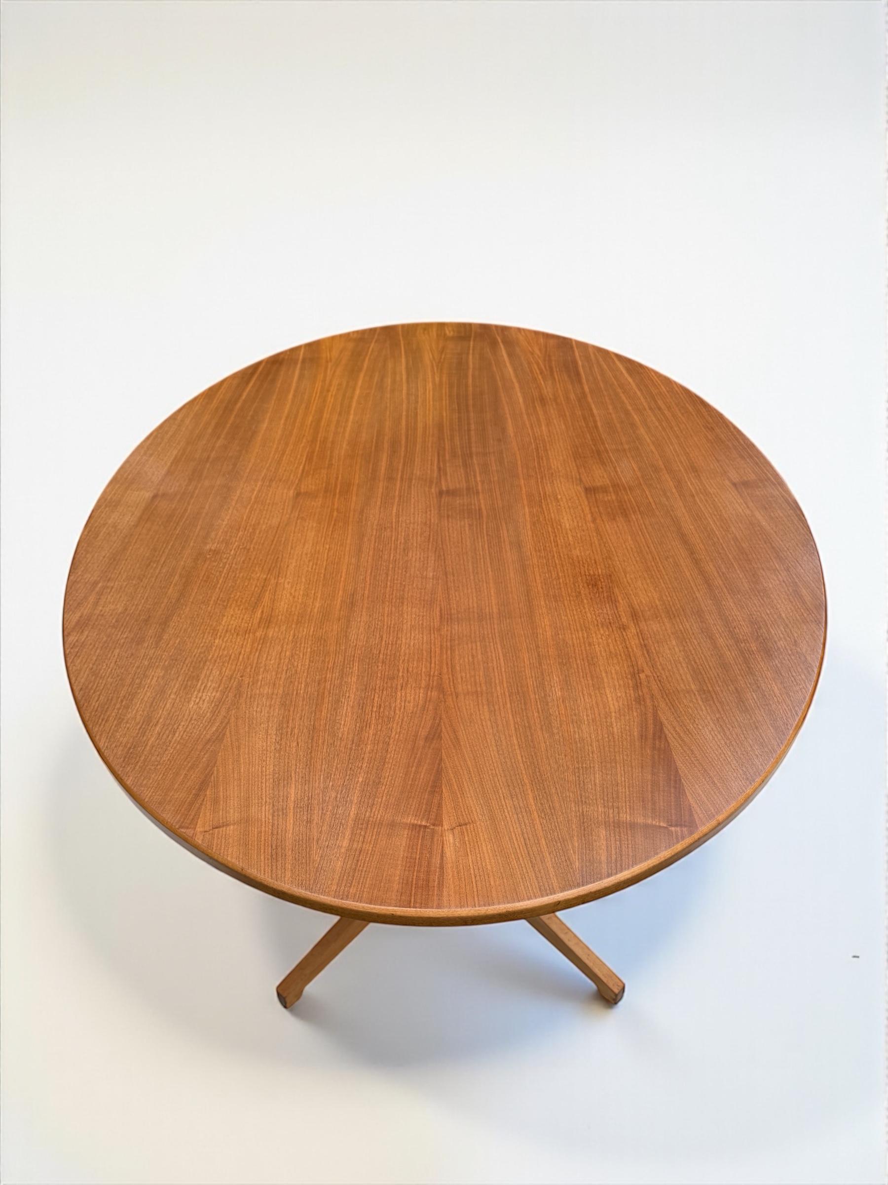 Impresionante mesa de comedor ovalada de nogal Franco Albini & Franca Helg TL22 Italia Años 50 Hecho a mano en venta