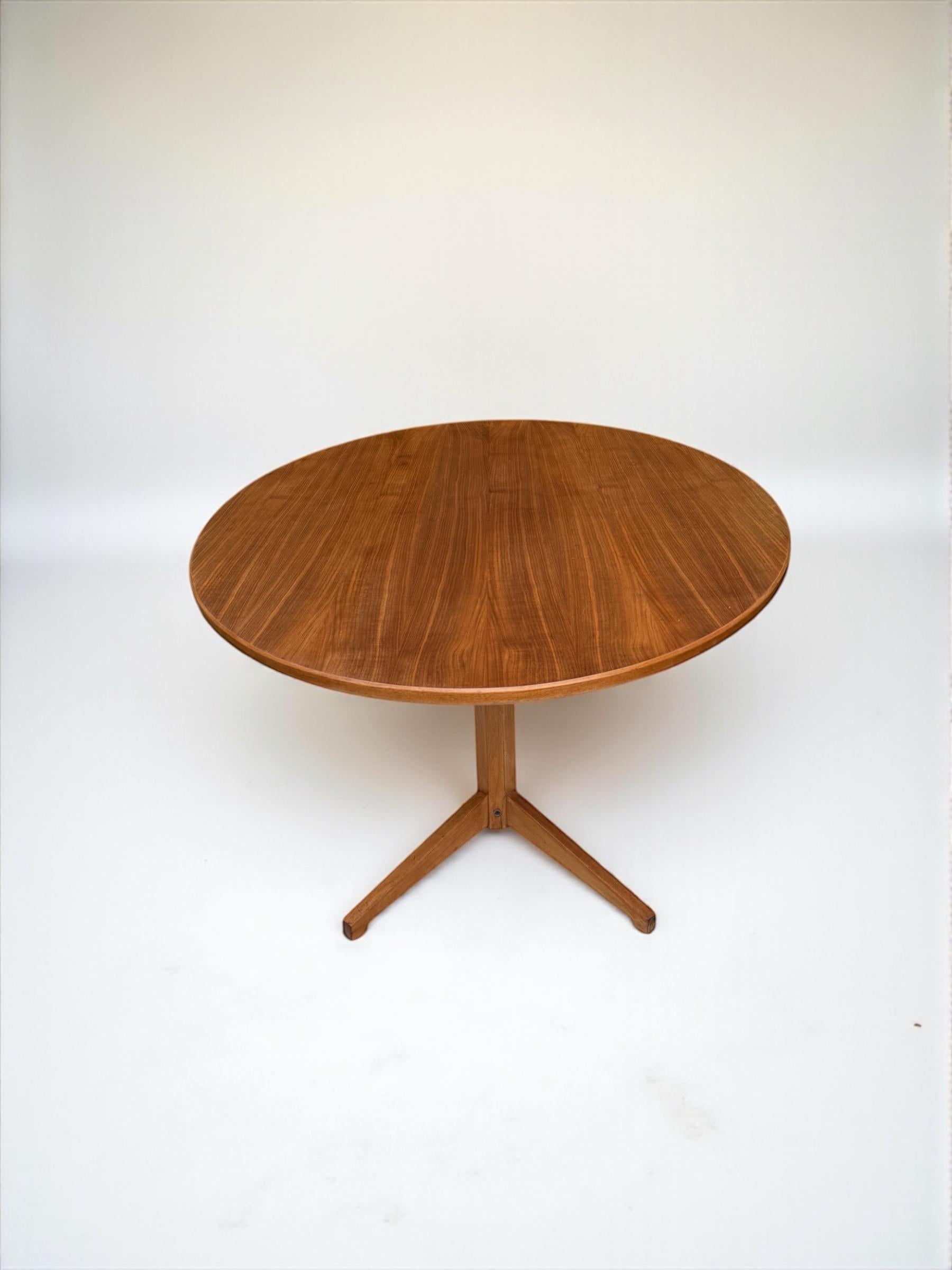 Impresionante mesa de comedor ovalada de nogal Franco Albini & Franca Helg TL22 Italia Años 50 en Bueno estado para la venta en London, GB