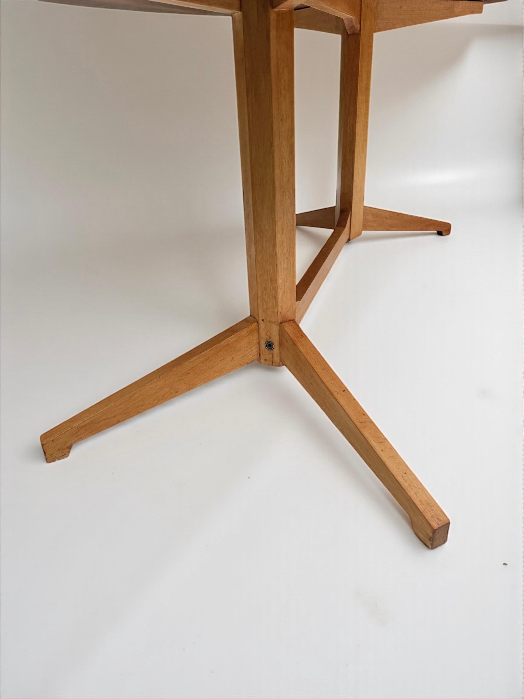 Impresionante mesa de comedor ovalada de nogal Franco Albini & Franca Helg TL22 Italia Años 50 siglo XX en venta