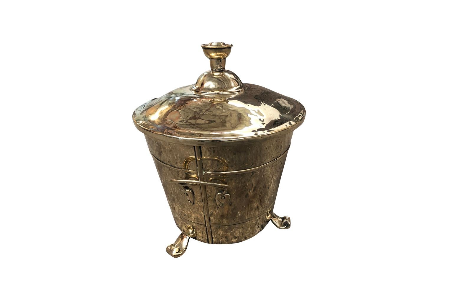 A very beautiful French 19th century coal scuttle in brass. A very elegant piece that serves wonderfully as vessel for chilling wine or champagne.