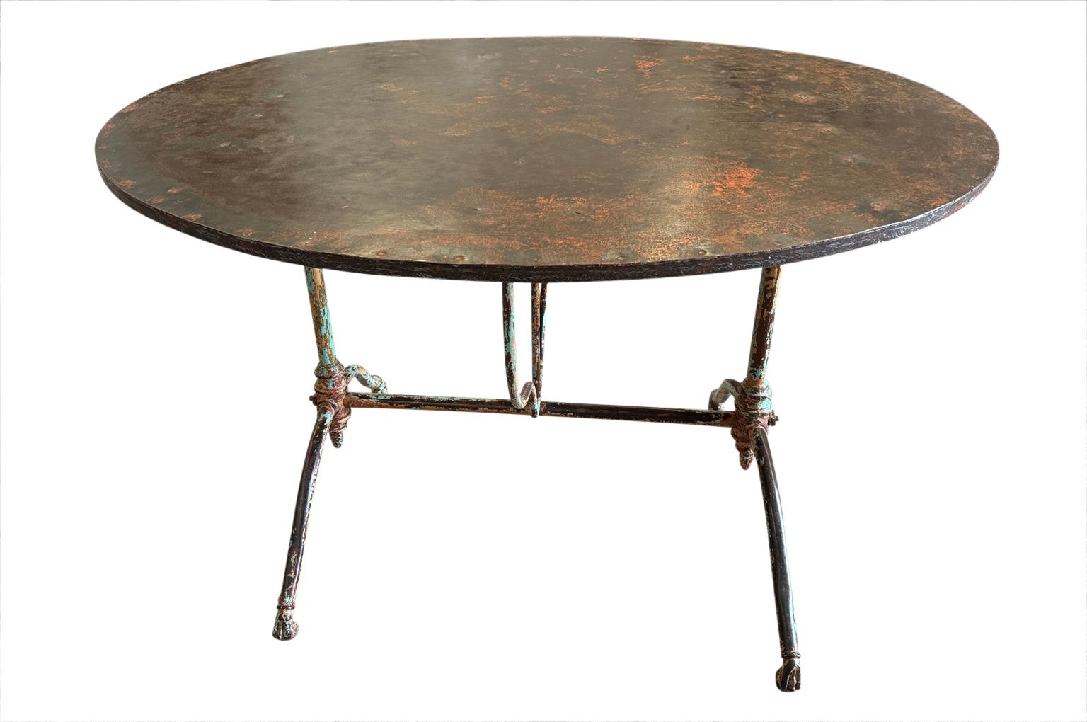 Une très belle table de dégustation de vin du 19ème siècle provenant de Provence, France.  Joliment construit en fer peint, de forme ovale et avec un plateau incliné.  Superbe patine.