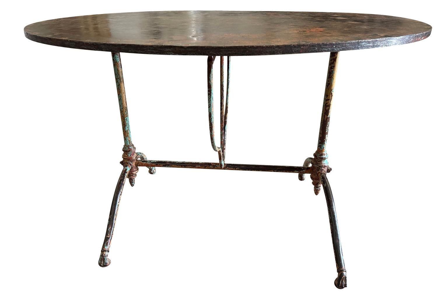 Français Superbe table de dégustation en fer à plateau basculant du 19e siècle en vente