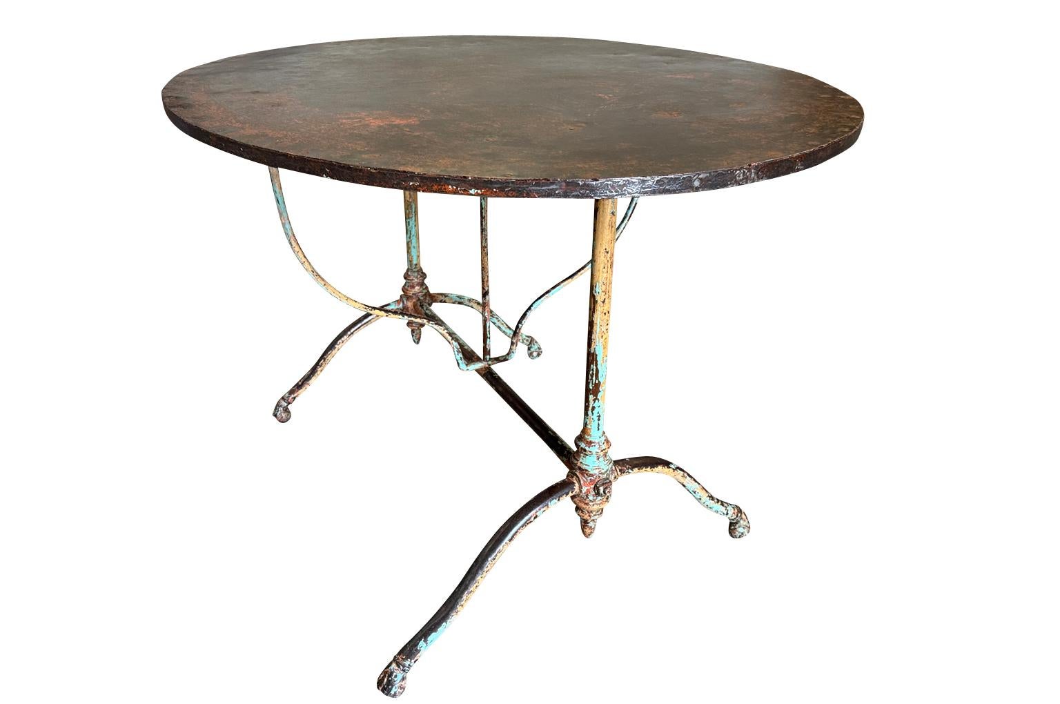 Superbe table de dégustation en fer à plateau basculant du 19e siècle Bon état - En vente à Round Top, TX