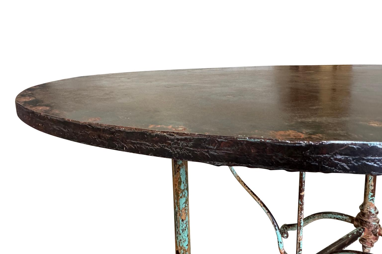 Superbe table de dégustation en fer à plateau basculant du 19e siècle en vente 2