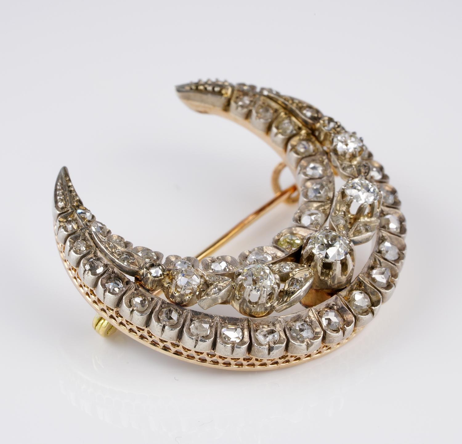 French 3.60 Carat Diamond Crescent Moon Brooch Pendant In Good Condition In Napoli, IT