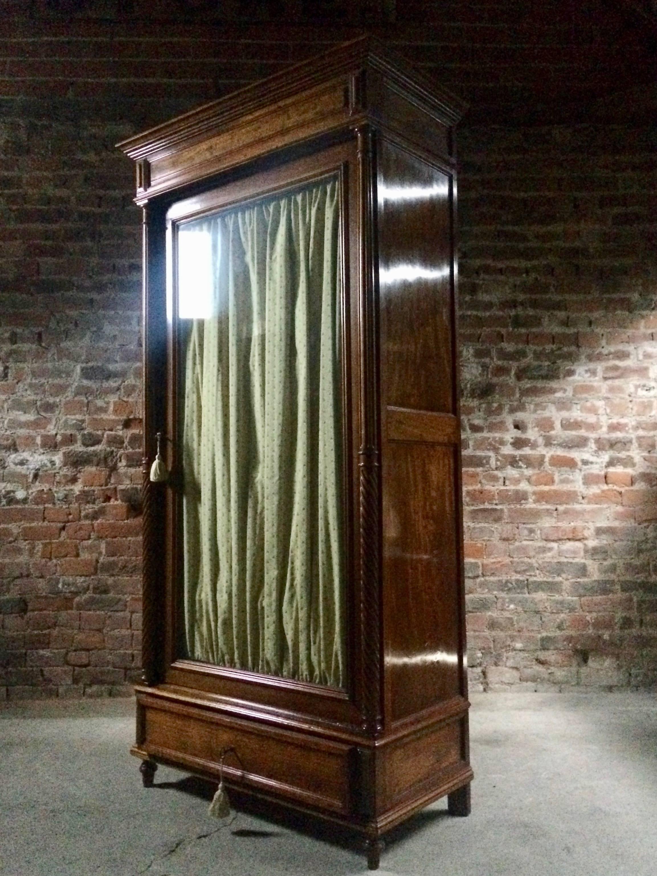 Eine prächtige 19. Jahrhundert Französisch Mahagoni Schrank:: um 1890:: die corniced oben durch eine einzige verglaste Tür:: mit vier verstellbaren Regalen in:: spiralförmige Pilaster an den Seiten:: über eine einzige Schublade und hob auf gedreht