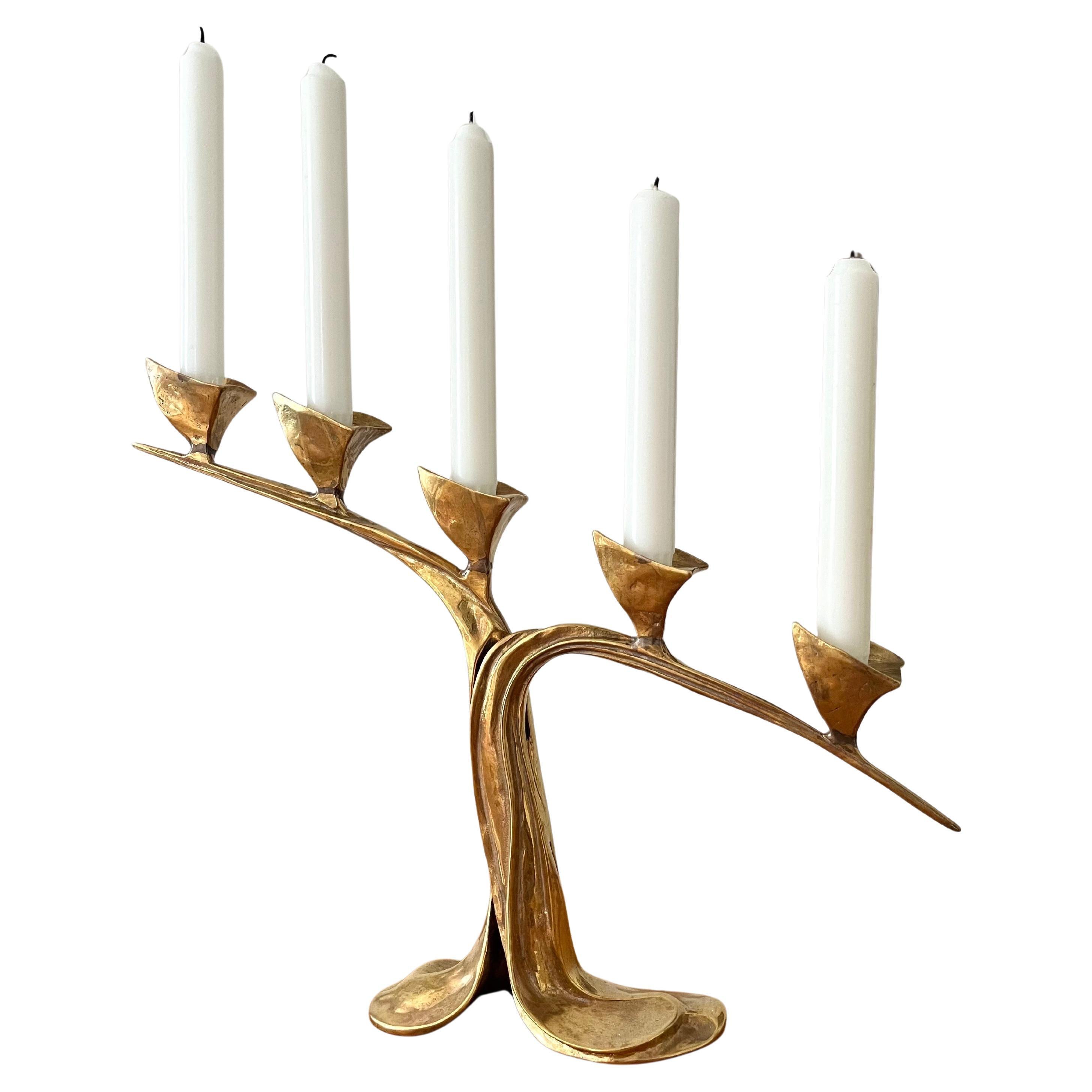 Superbe candélabre Art nouveau français en laiton, années 1940

Elegant et sculptural candélabre français en laiton des années 1940, délicieusement travaillé à la main avec un travail de métal complexe. Conçue dans le style Art nouveau, cette pièce