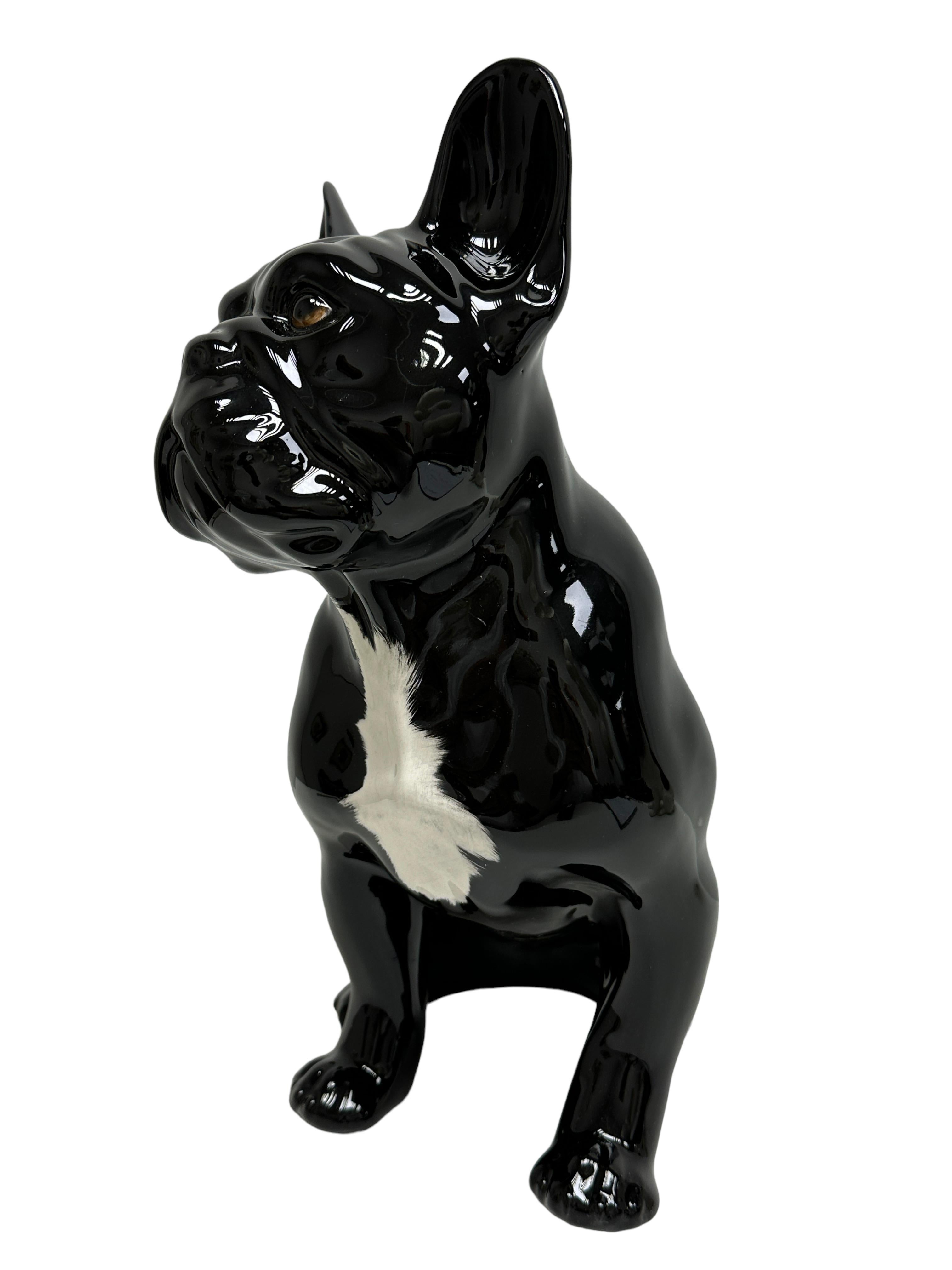 Klassische Keramikfigur aus dem 20. Jahrhundert, in schönem Zustand. Figur Statue in Form eines Stierhundes in Schwarz-Weiß-Tönen. Es wurde wahrscheinlich in den 1980er Jahren in Italien hergestellt, es ist am Boden markiert.
Eine schöne Ergänzung