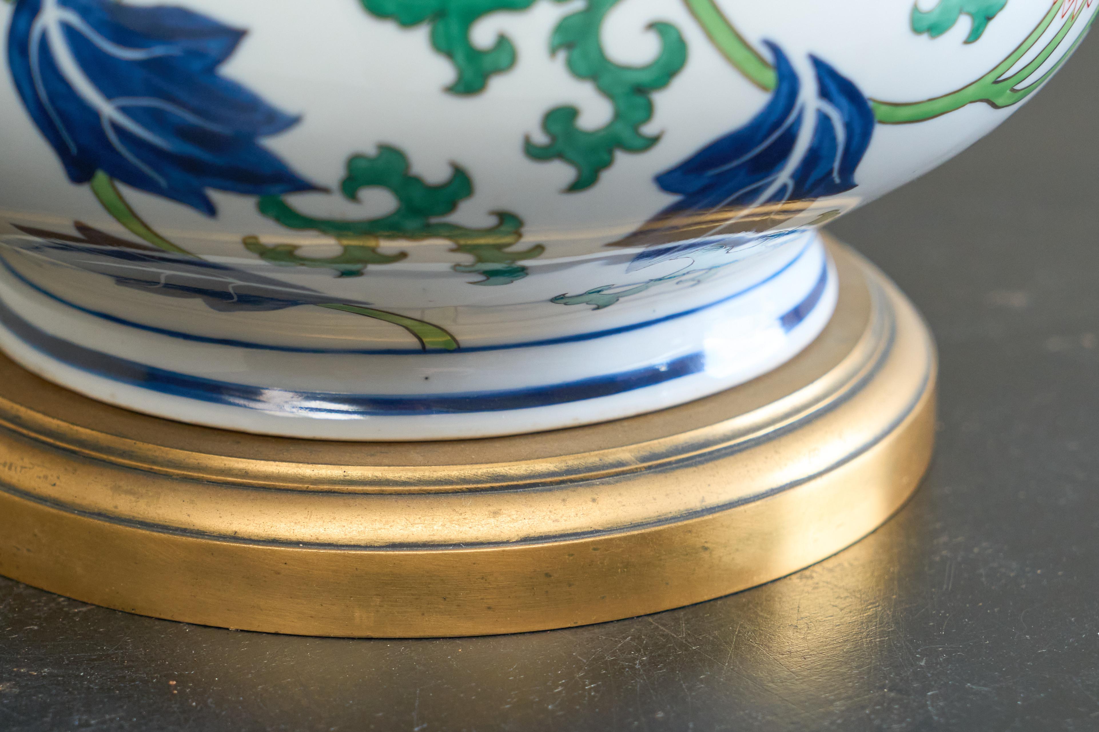 Stunning French Chinoiserie Table Lamp in Porcelain and Brass 1940s For Sale 4
