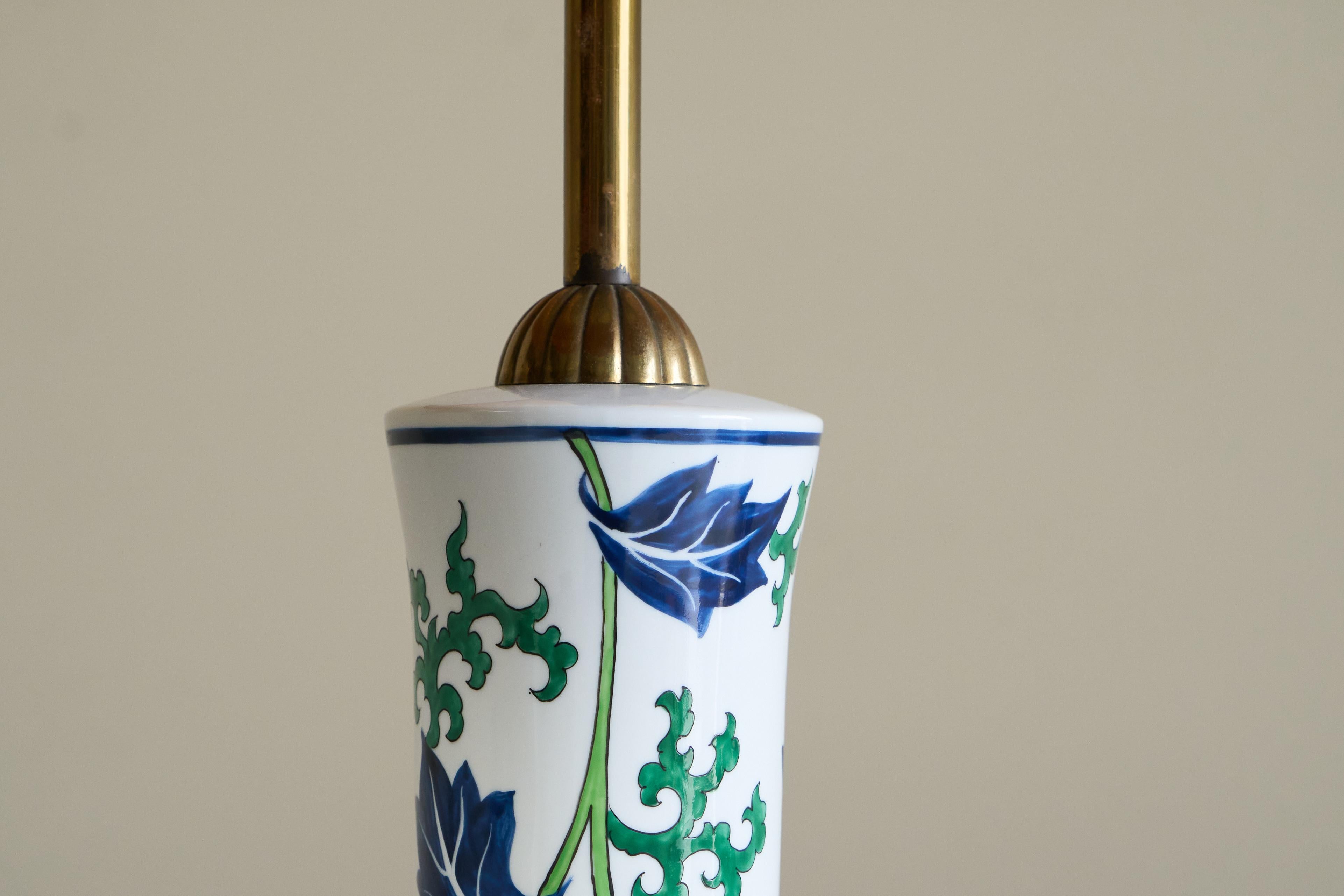 Stunning French Chinoiserie Table Lamp in Porcelain and Brass 1940s For Sale 6