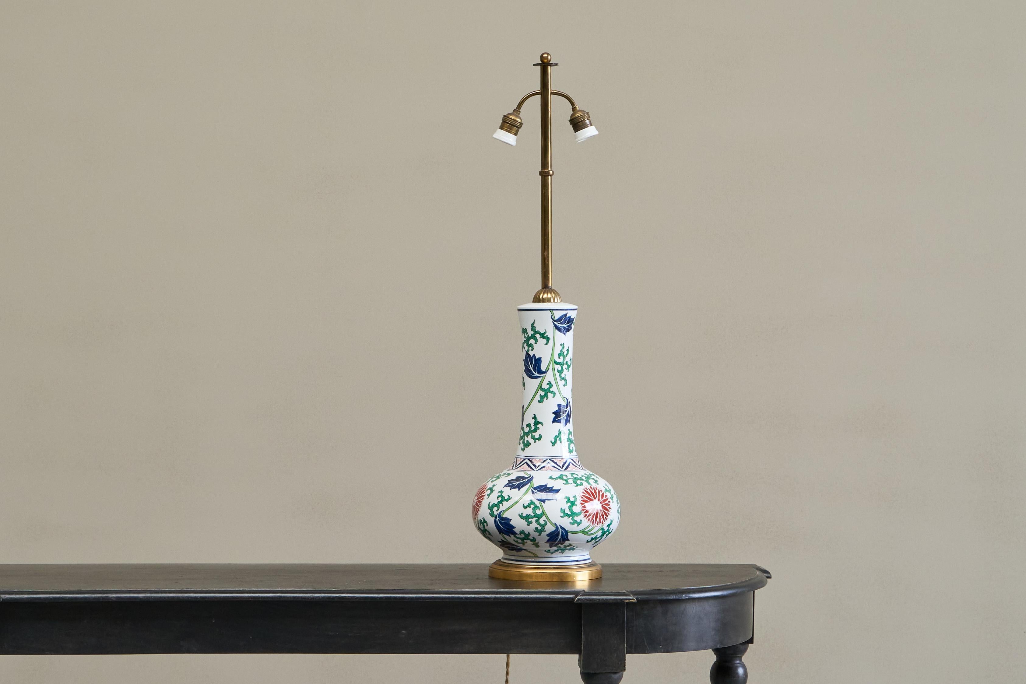Stunning French Chinoiserie Table Lamp in Porcelain and Brass 1940s.

A very large and high quality French riviera chinoiserie style table lamp in hand painted porcelain and brass. 

Timeless and great design with hand painted floral decoration in