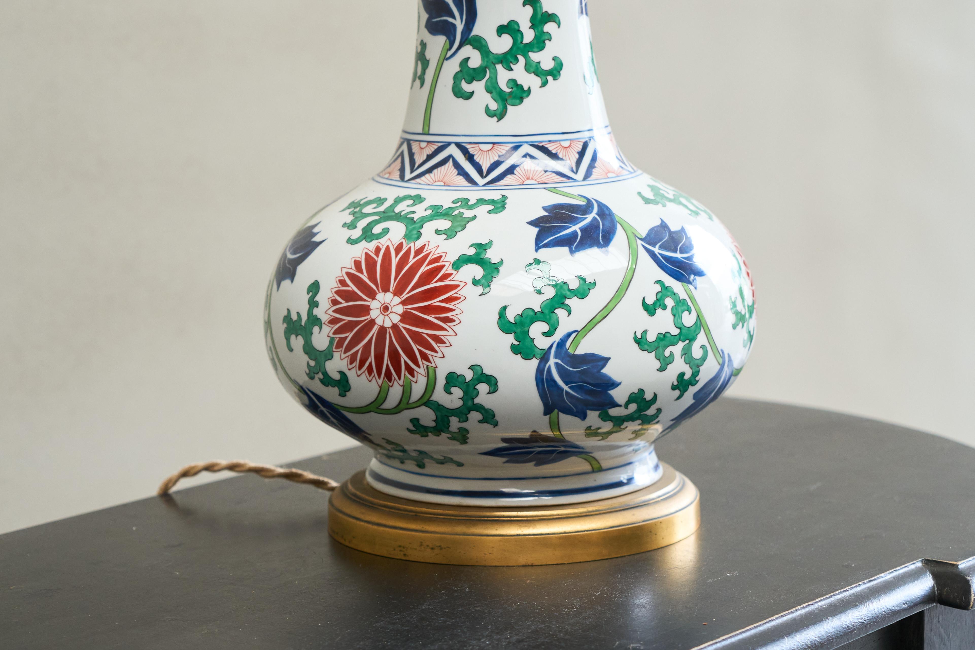 Mid-Century Modern Stunning French Chinoiserie Table Lamp in Porcelain and Brass 1940s For Sale