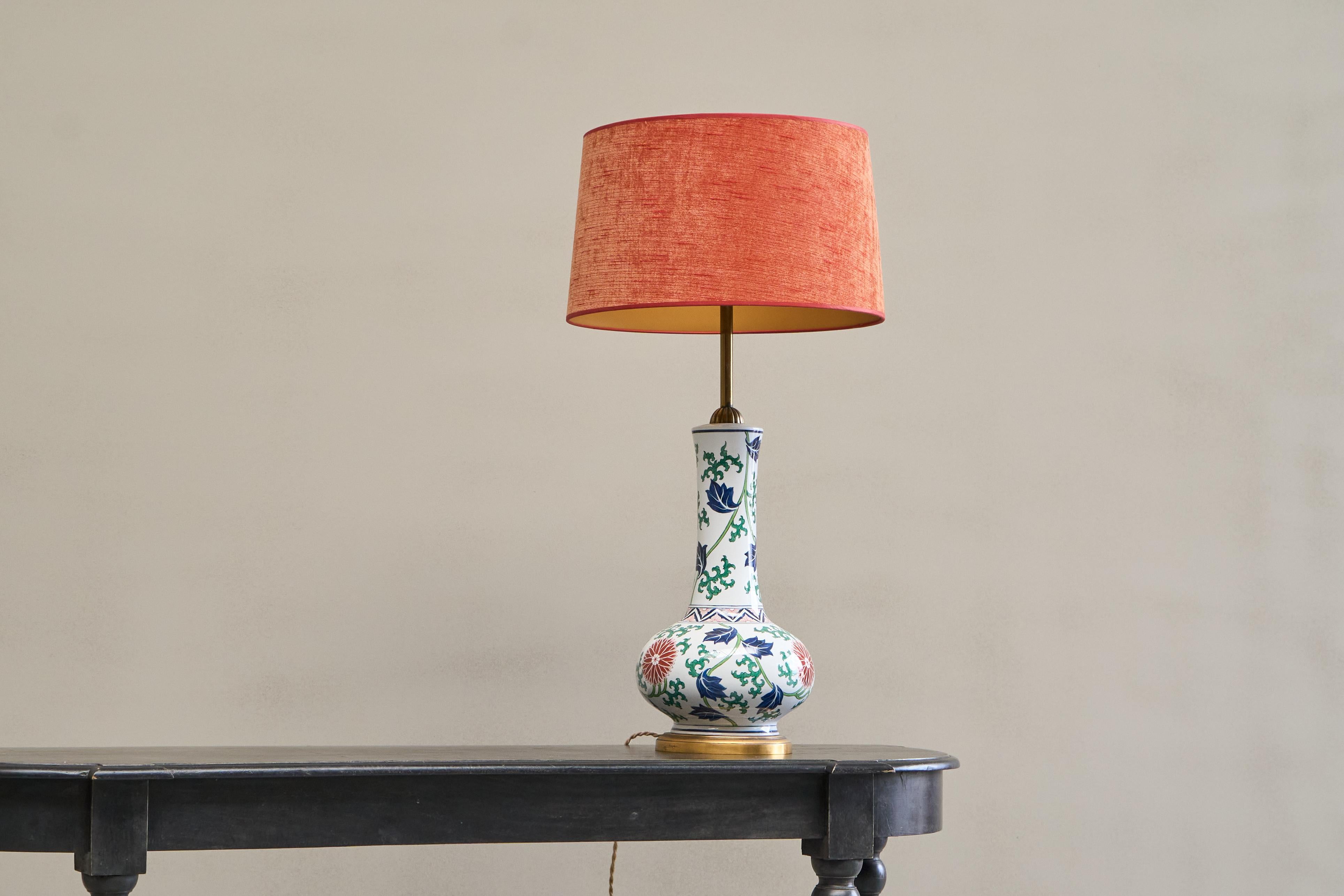 Hand-Crafted Stunning French Chinoiserie Table Lamp in Porcelain and Brass 1940s For Sale