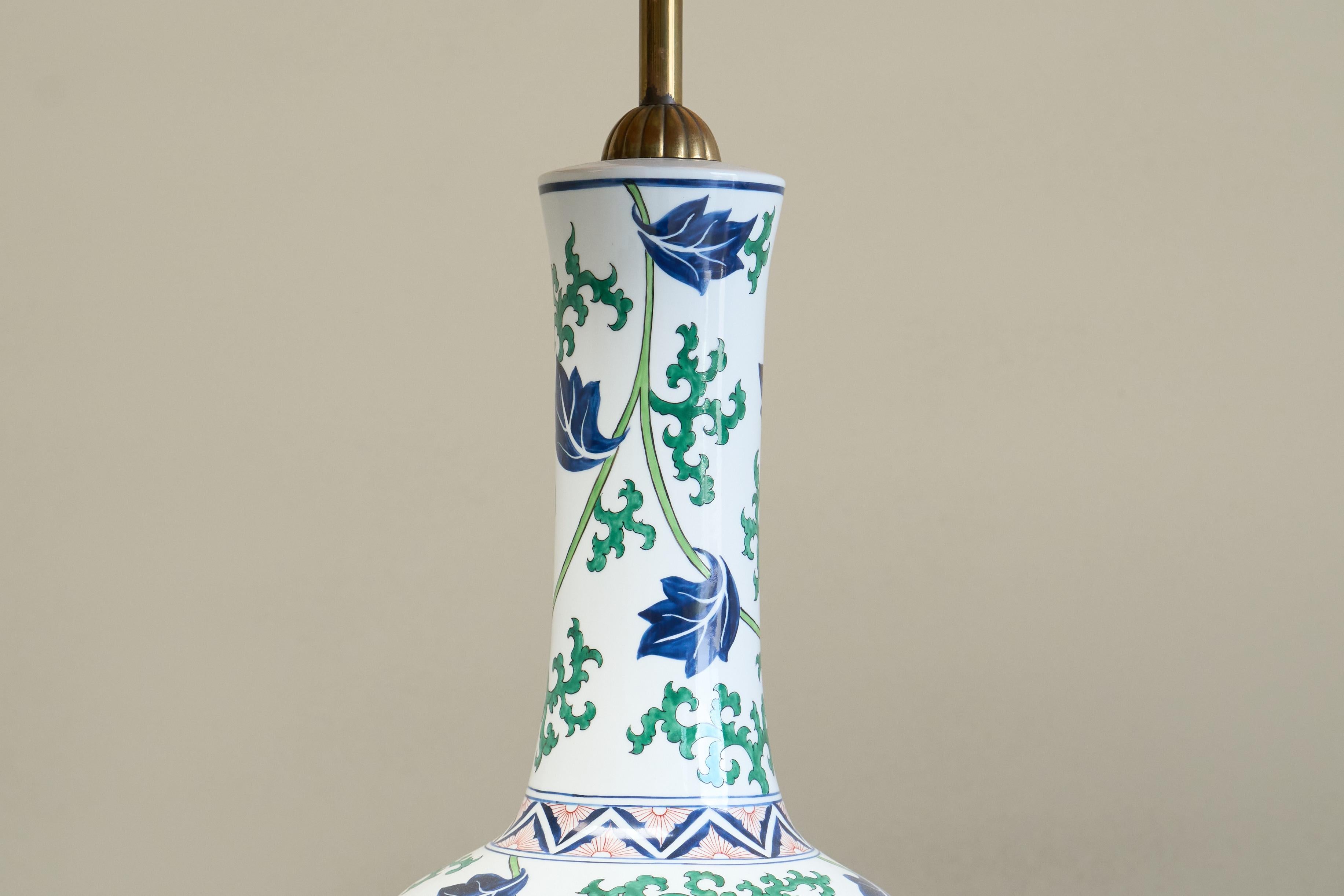 Stunning French Chinoiserie Table Lamp in Porcelain and Brass 1940s In Good Condition For Sale In Meer, VAN