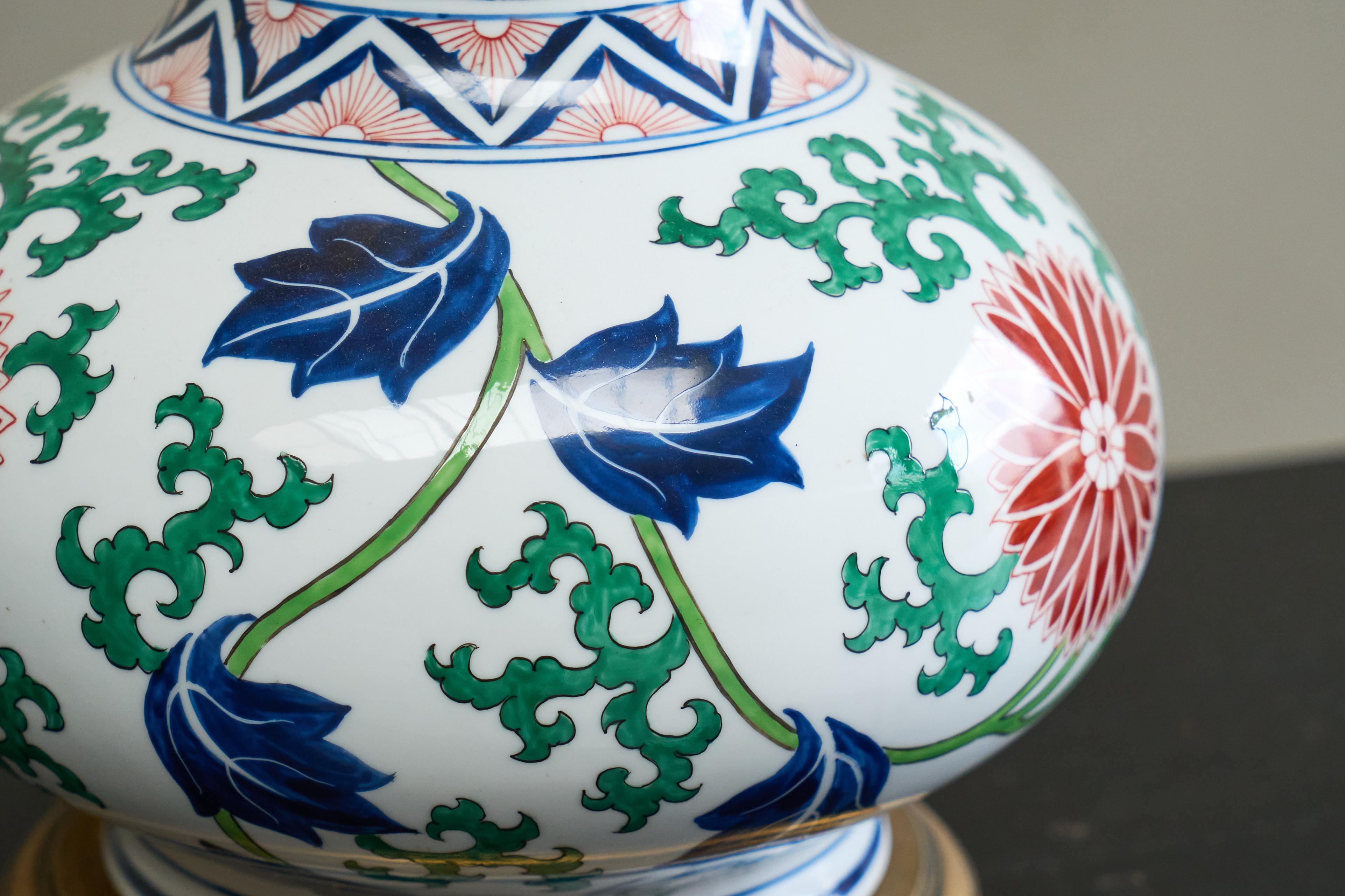 20th Century Stunning French Chinoiserie Table Lamp in Porcelain and Brass 1940s For Sale