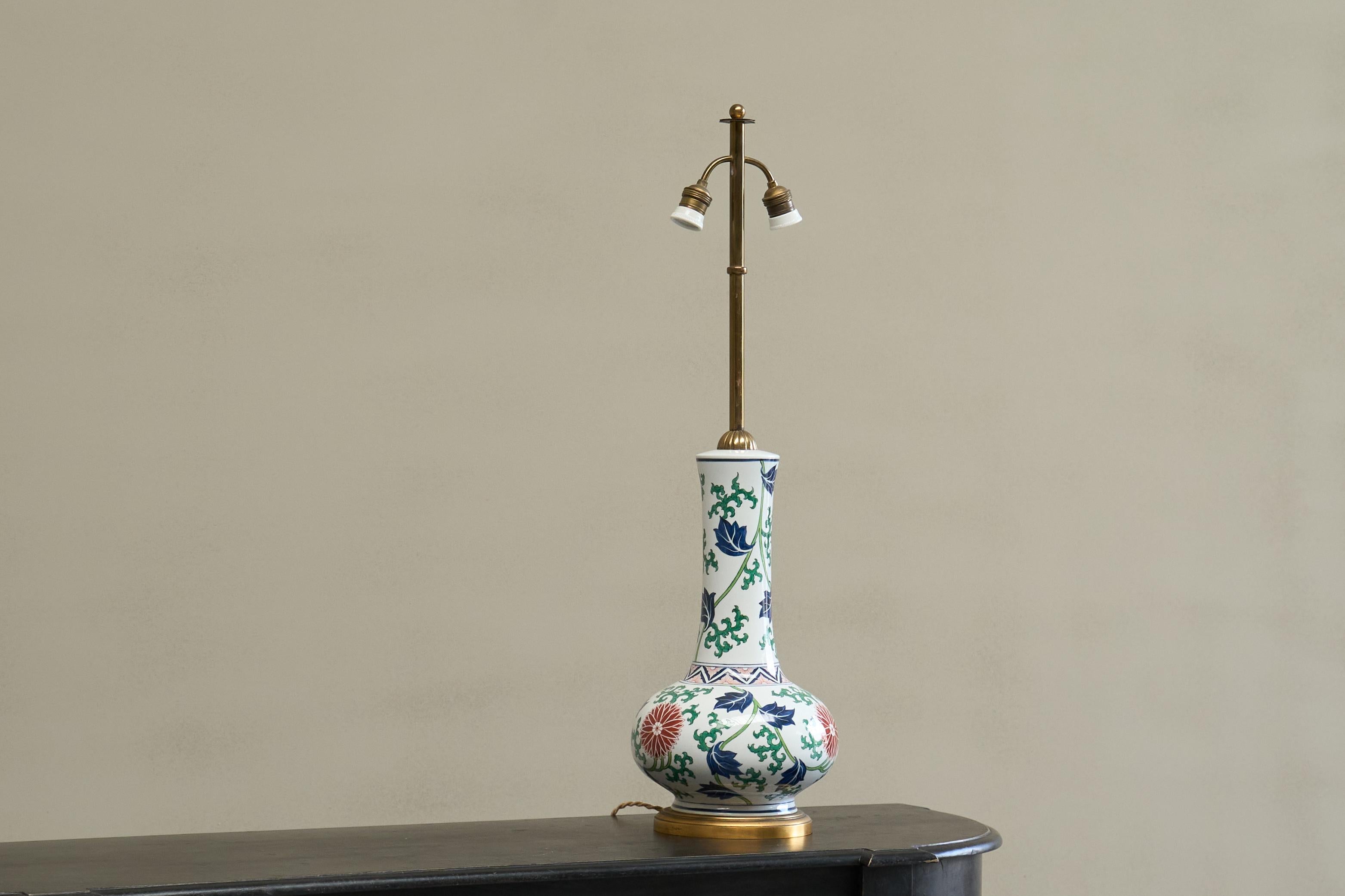 Stunning French Chinoiserie Table Lamp in Porcelain and Brass 1940s For Sale 1