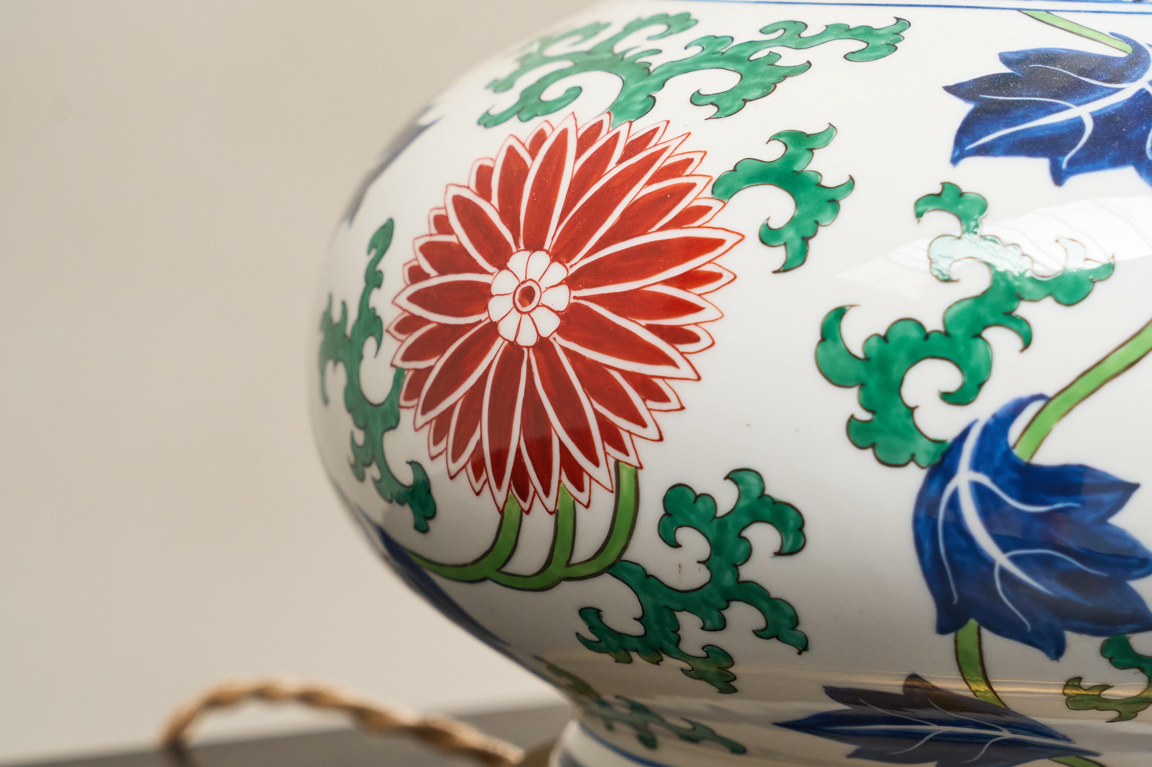 Stunning French Chinoiserie Table Lamp in Porcelain and Brass 1940s For Sale 2